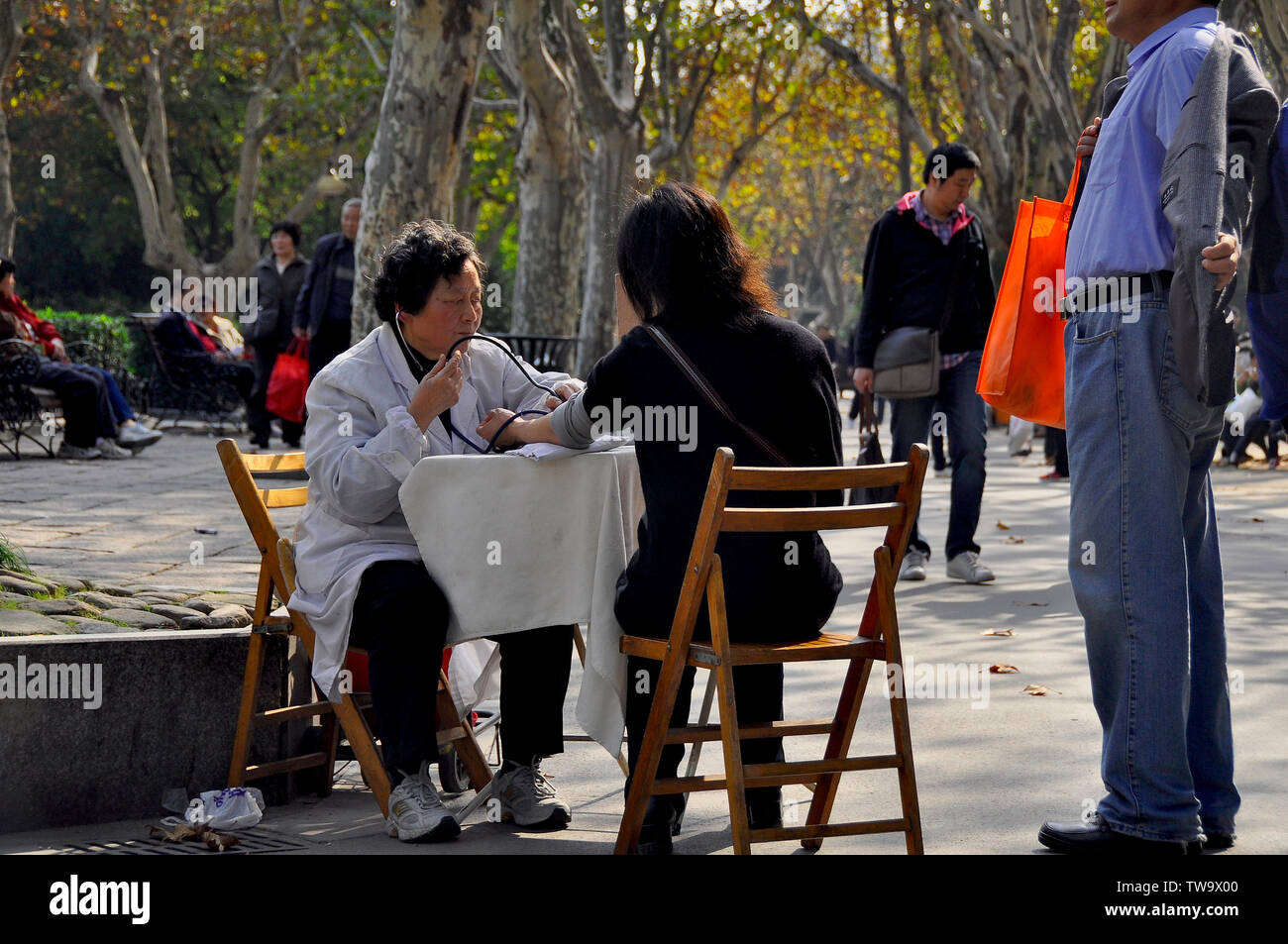 Improvisierte Doktor prüft in Shanghai Park Stockfoto