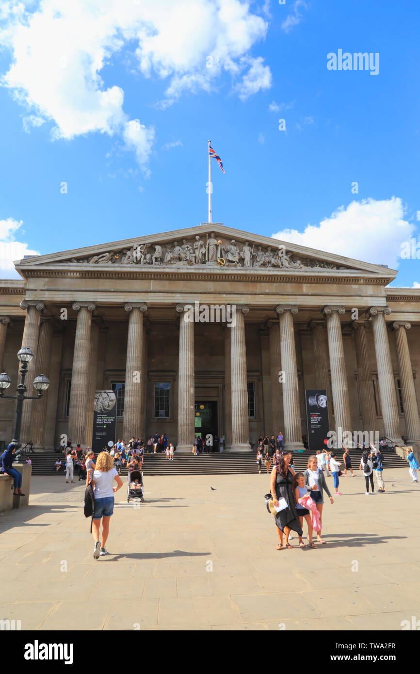 Die Fassade und Eingang des British Museum in London, Vereinigtes Königreich. Stockfoto