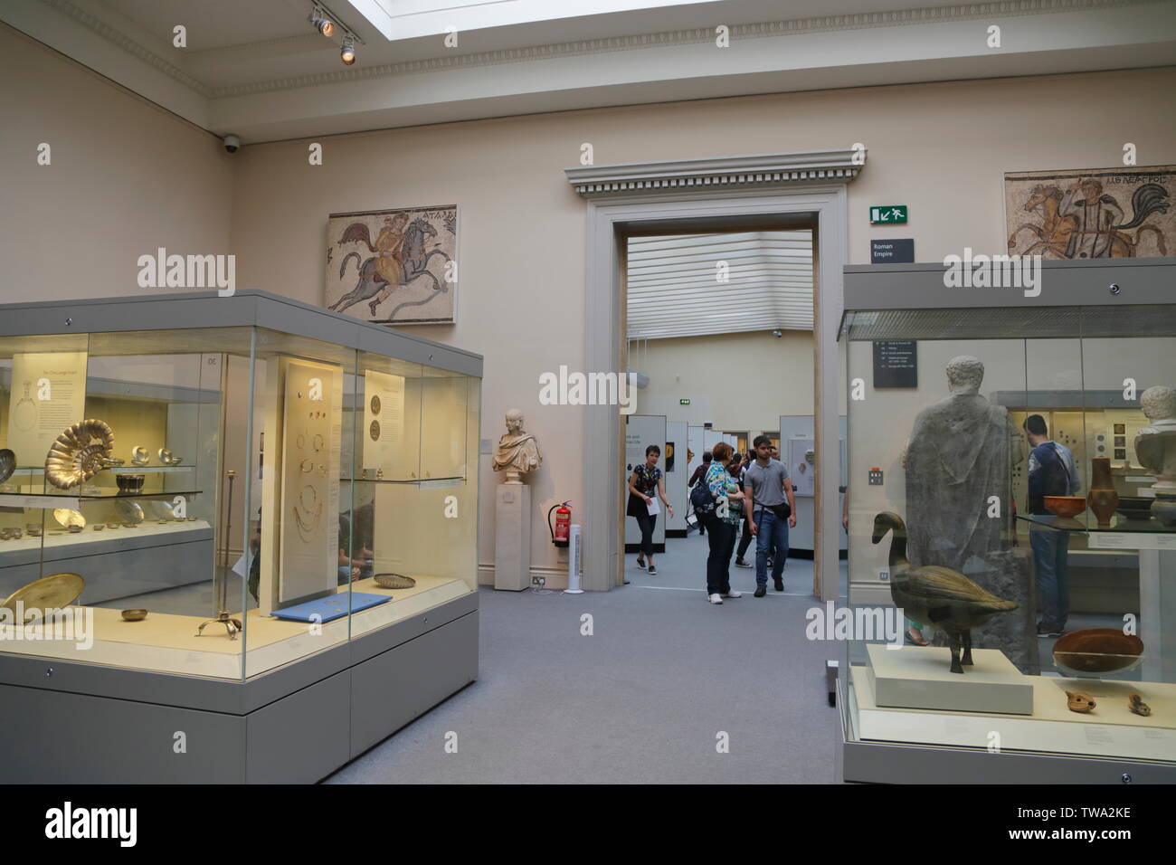 Der Besucher betritt einen Raum mit historischen Artefakten aus dem Römischen Reich auf dem Display im British Museum in London, Vereinigtes Königreich. Stockfoto