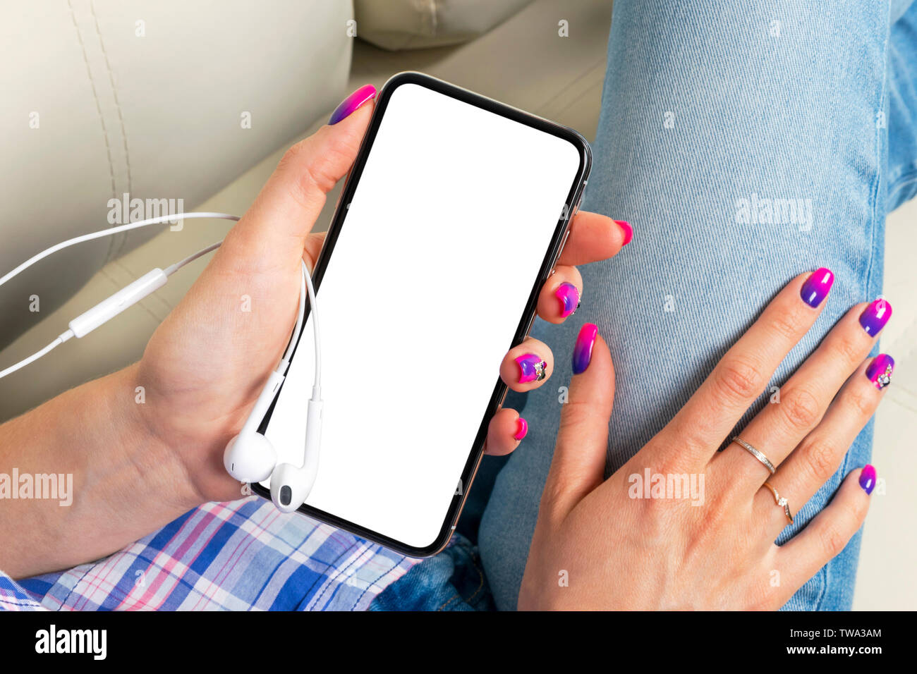 Smartphone Mockup in der Frau die Hand. Neue moderne schwarze rahmenlose Smartphone mock up mit leeren weißen Bildschirm an. Der leere Raum für Text. Kopieren Sie Platz. Isolierte whi Stockfoto