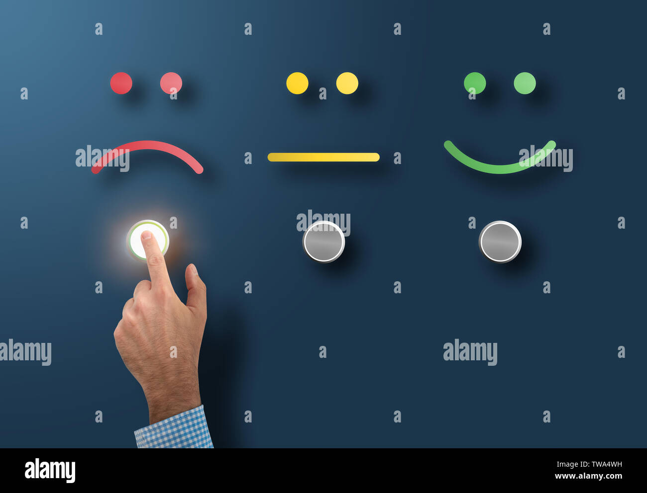 Bewertung und Umfrage Konzept mit unzufriedenen Kunden berühren Schnittstelle Schaltfläche mit traurigem Gesicht Stockfoto