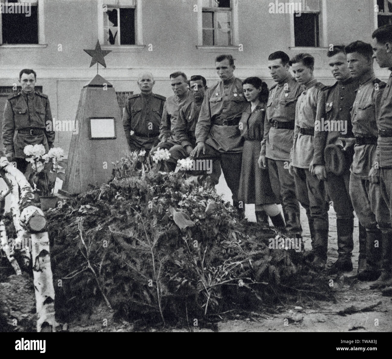 Soldaten der Roten Armee bewachen im Mai 1945 das Grab gefallener Soldaten der Roten Armee in Bratislava in der Tschechoslowakei. Schwarz-Weiß-Fotografie des tschechischen Fotografen Koloman Cích, veröffentlicht in dem tschechoslowakischen Buch "für die ewigen Zeiten" ("Na věčné časy"), das 1959 erschien. Mit freundlicher Genehmigung der Fotosammlung Azoor. Stockfoto