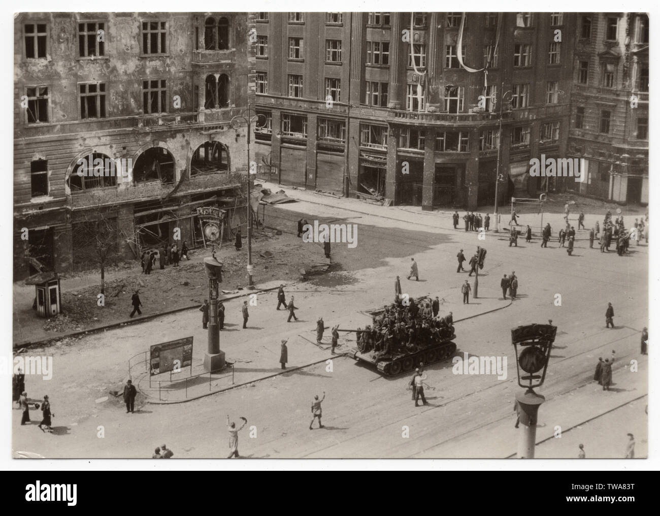 Der erste Rote Armee tank T-34 kommt zum Wenzelsplatz (Stadt náměstí) in Prag, Tschechoslowakei, am Morgen des 9. Mai 1945. Schwarz-weiß Foto von einem unbekannten Fotografen in der Tschechoslowakischen Ansichtskarte 1955 veröffentlicht. Mit freundlicher Genehmigung des Azoor Postkarte Sammlung. Stockfoto