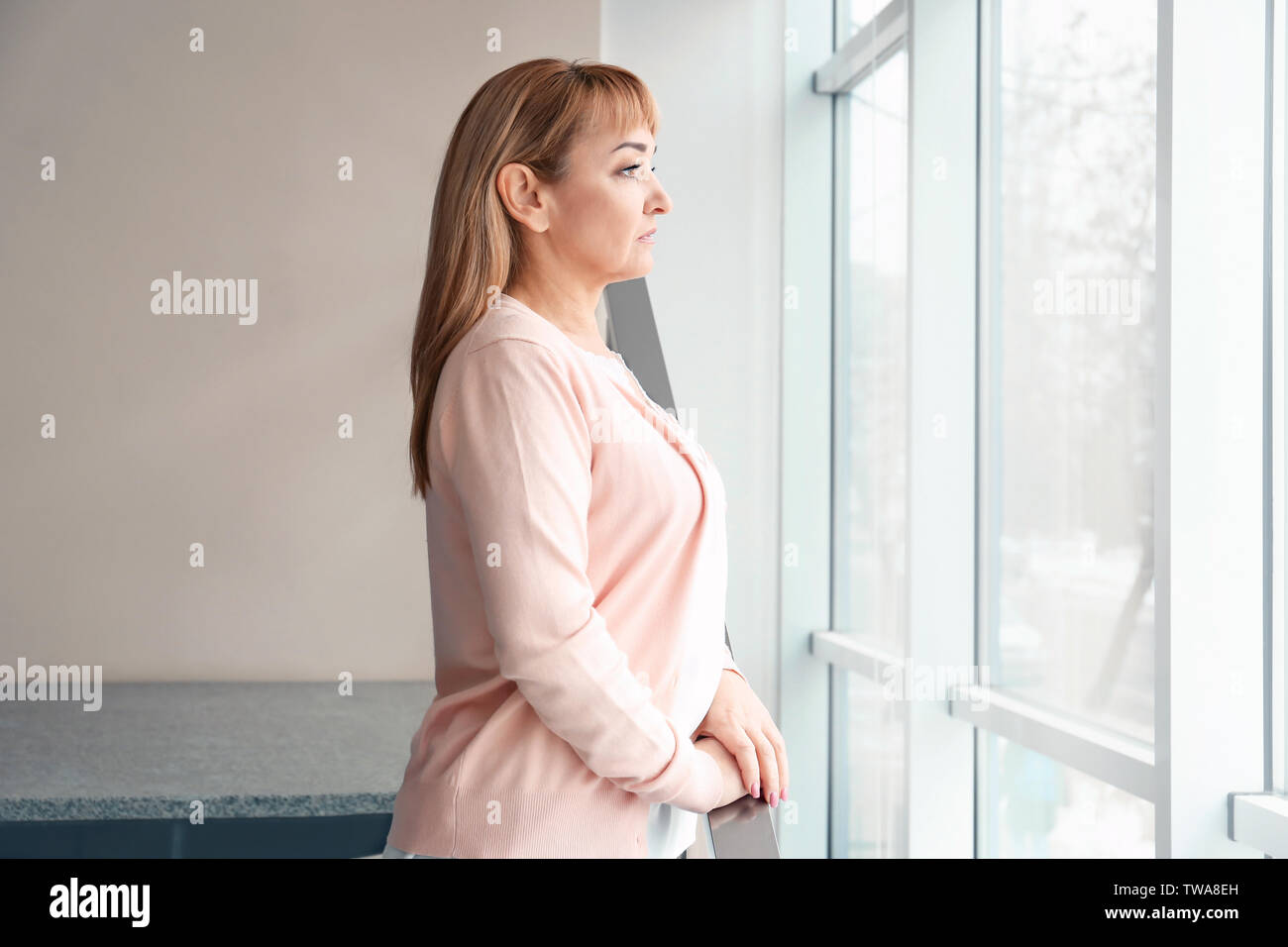 Ältere Frau in legere Kleidung zu Hause Stockfoto