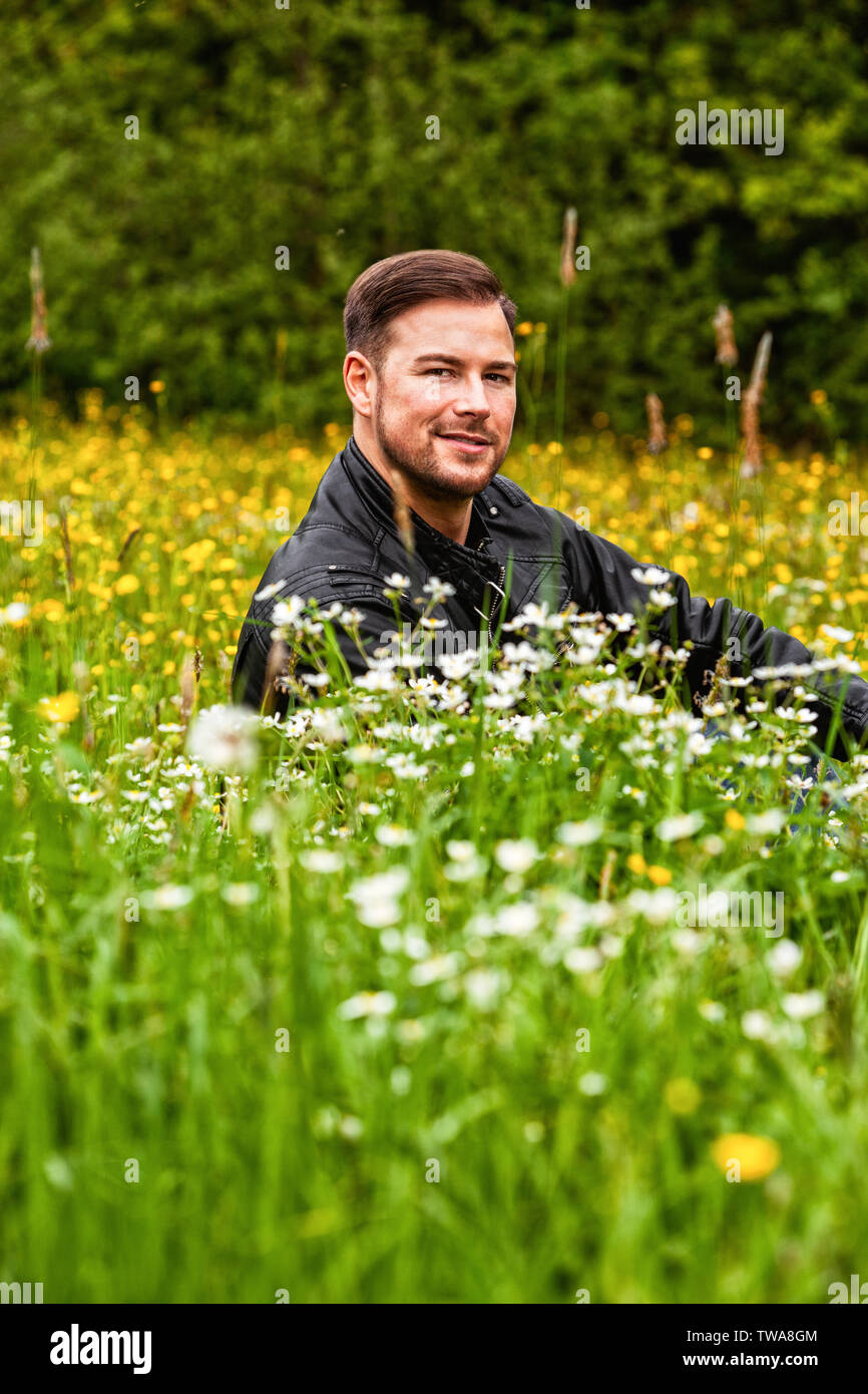 Portrait von lächelnden jungen Mann auf dem Feld Stockfoto