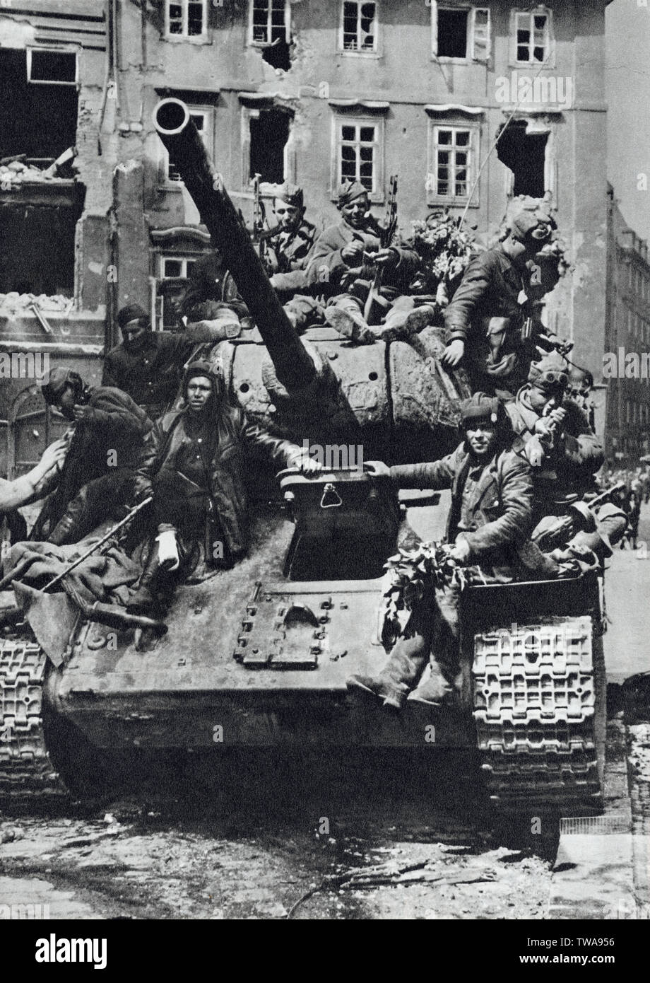 Rote Armee Panzer T-34 in Prag, Tschechoslowakei, im Mai 1945. Schwarz-weiß Foto von tschechischen Fotografen J. Krabičková in der Tschechoslowakischen Buch "Für die ewige Zeiten' ('Na věčné časy") im Jahr 1959 veröffentlicht. Mit freundlicher Genehmigung des Azoor Foto Sammlung. Stockfoto