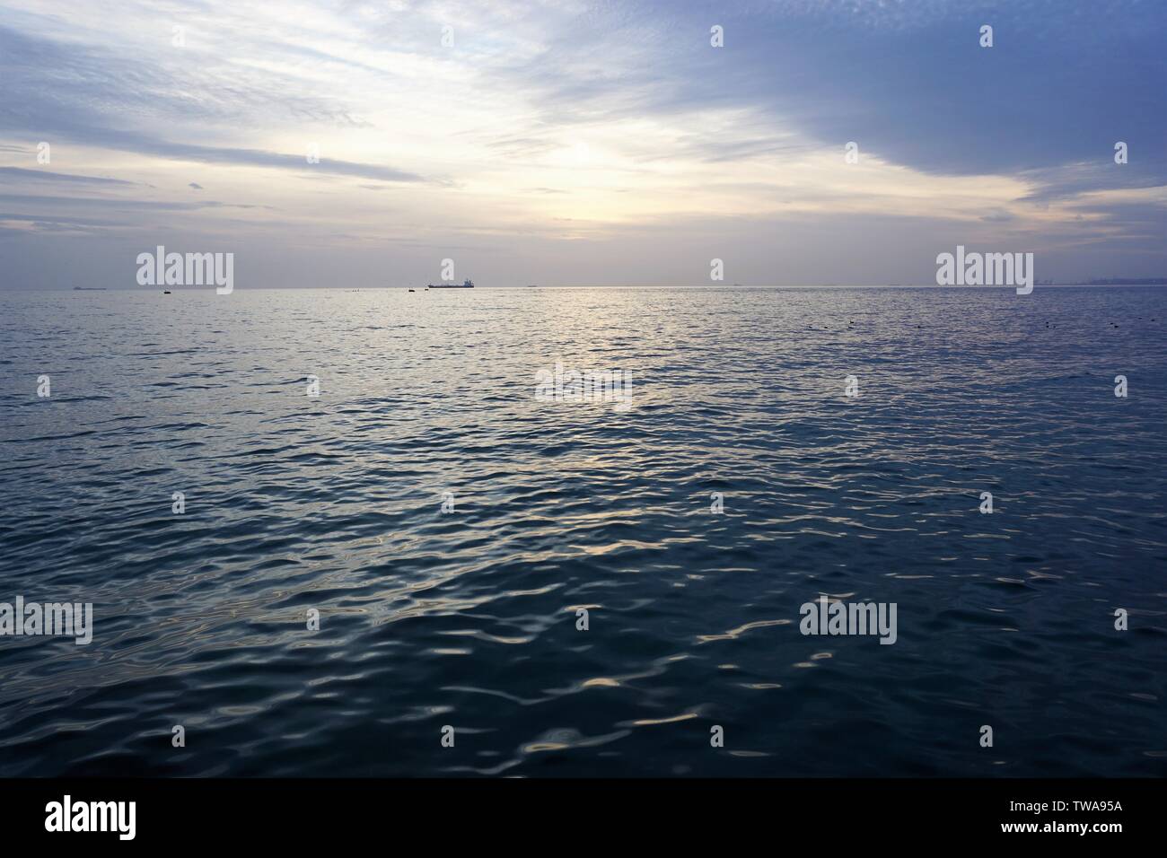 Handelsschiffe warten in der Nähe der Küste zu bewegen. Stockfoto