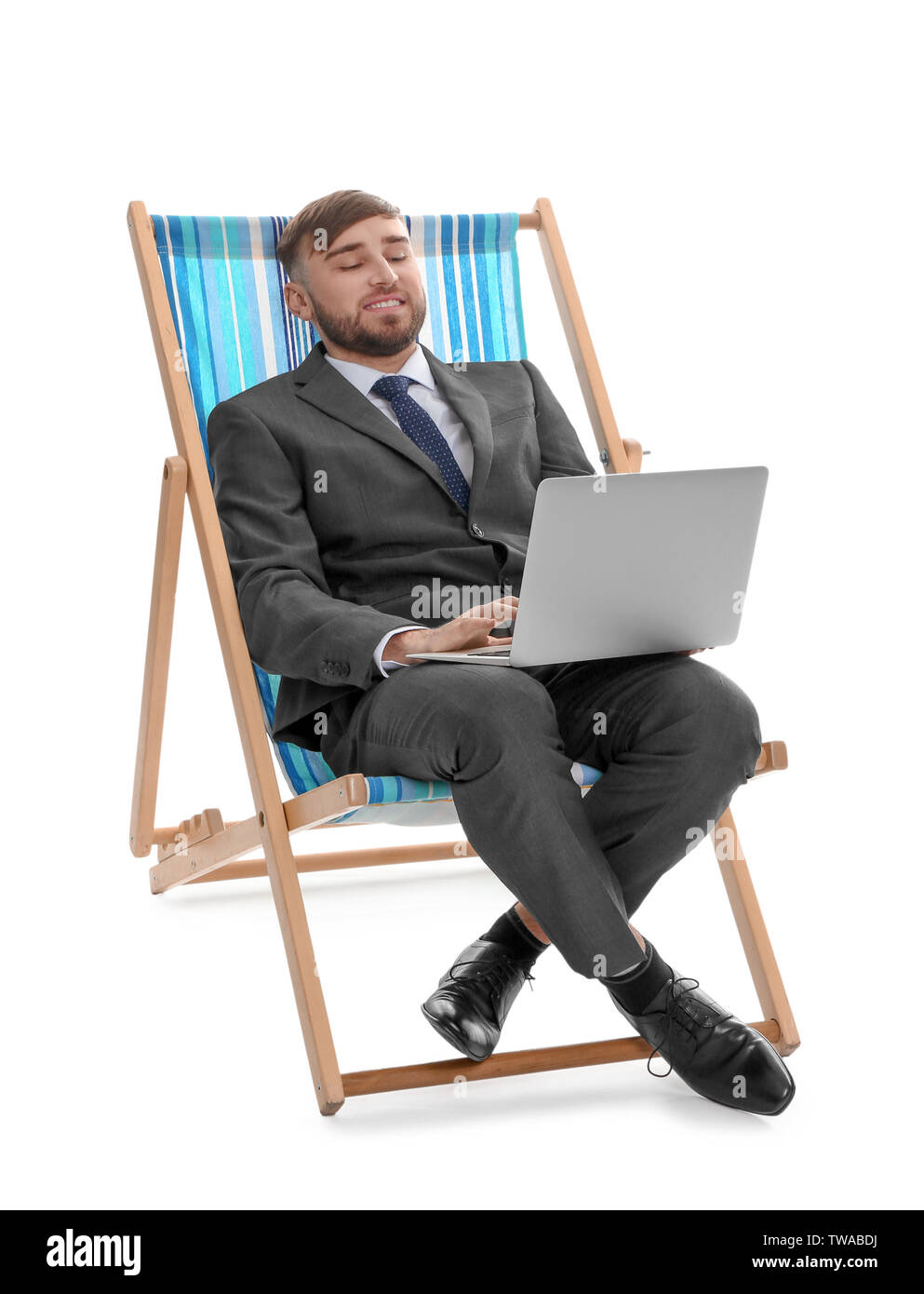 Junge Unternehmer im Strandkorb sitzen mit Laptop auf weißem Hintergrund Stockfoto