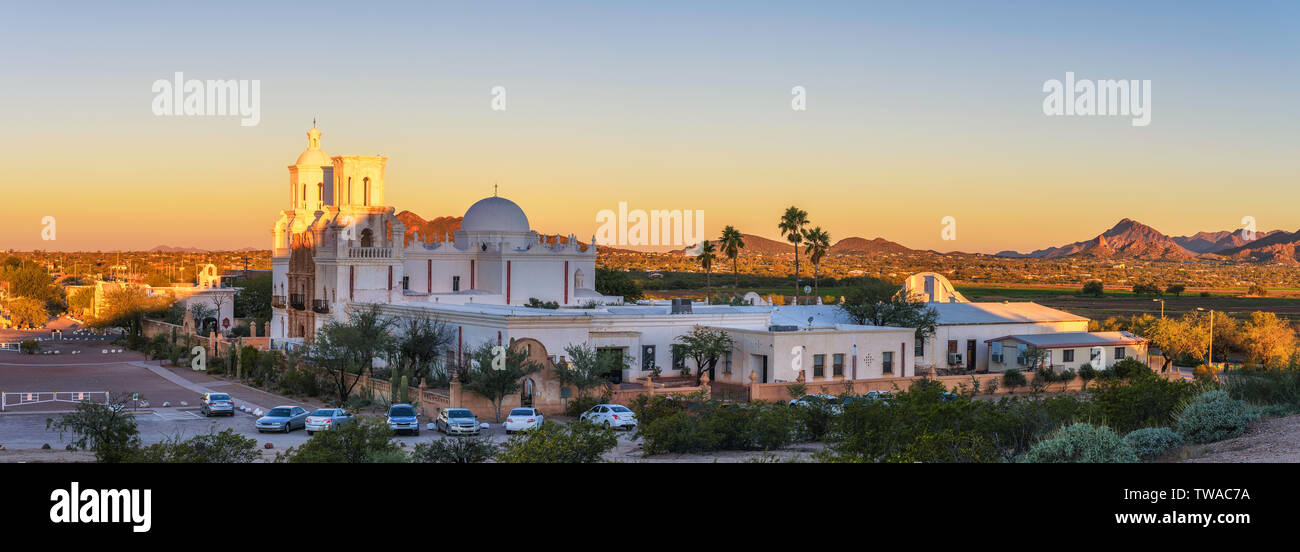 Panorama von San Xavier Mission Church in Tucson, Arizona, bei Sonnenaufgang Stockfoto