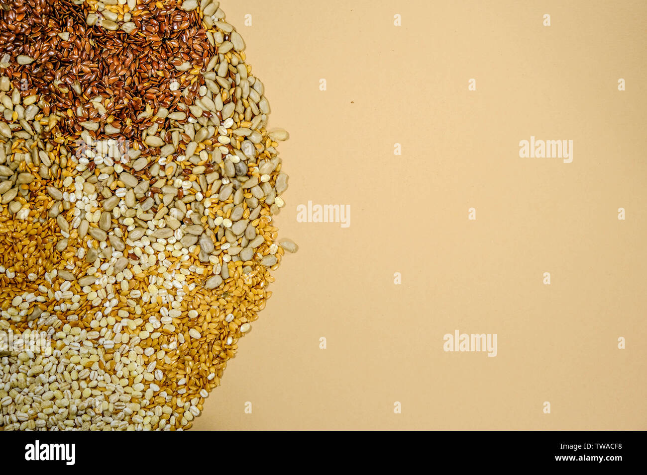 Natürliche getrocknet gesunde Samen und Körner Sonnenblumenöl Leinöl Graupen Superfoods Stockfoto