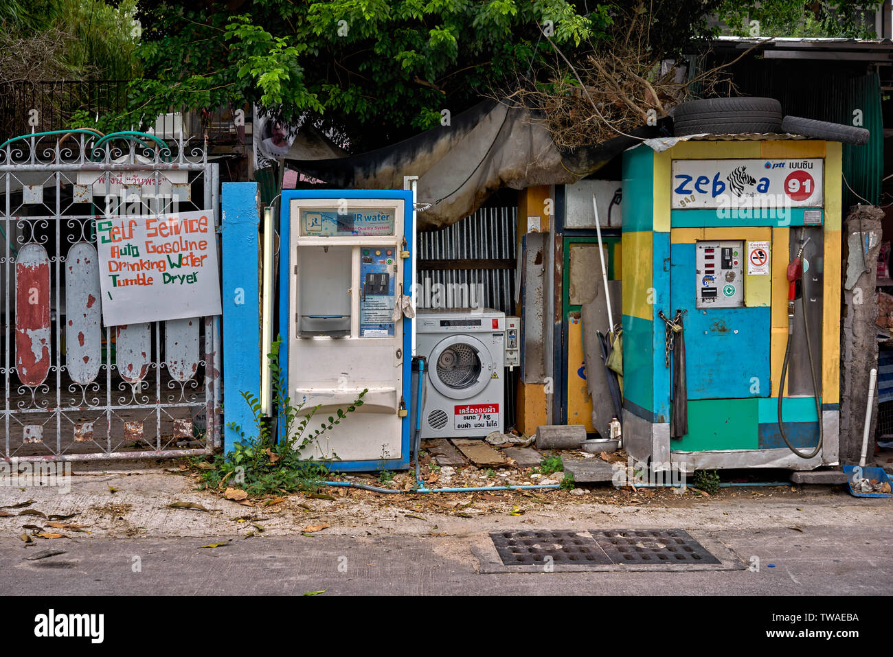 Self Service Maschinen- und Münzautomaten Appliances bei einer Thailand zurück Straße zur Verfügung gestellt Stockfoto
