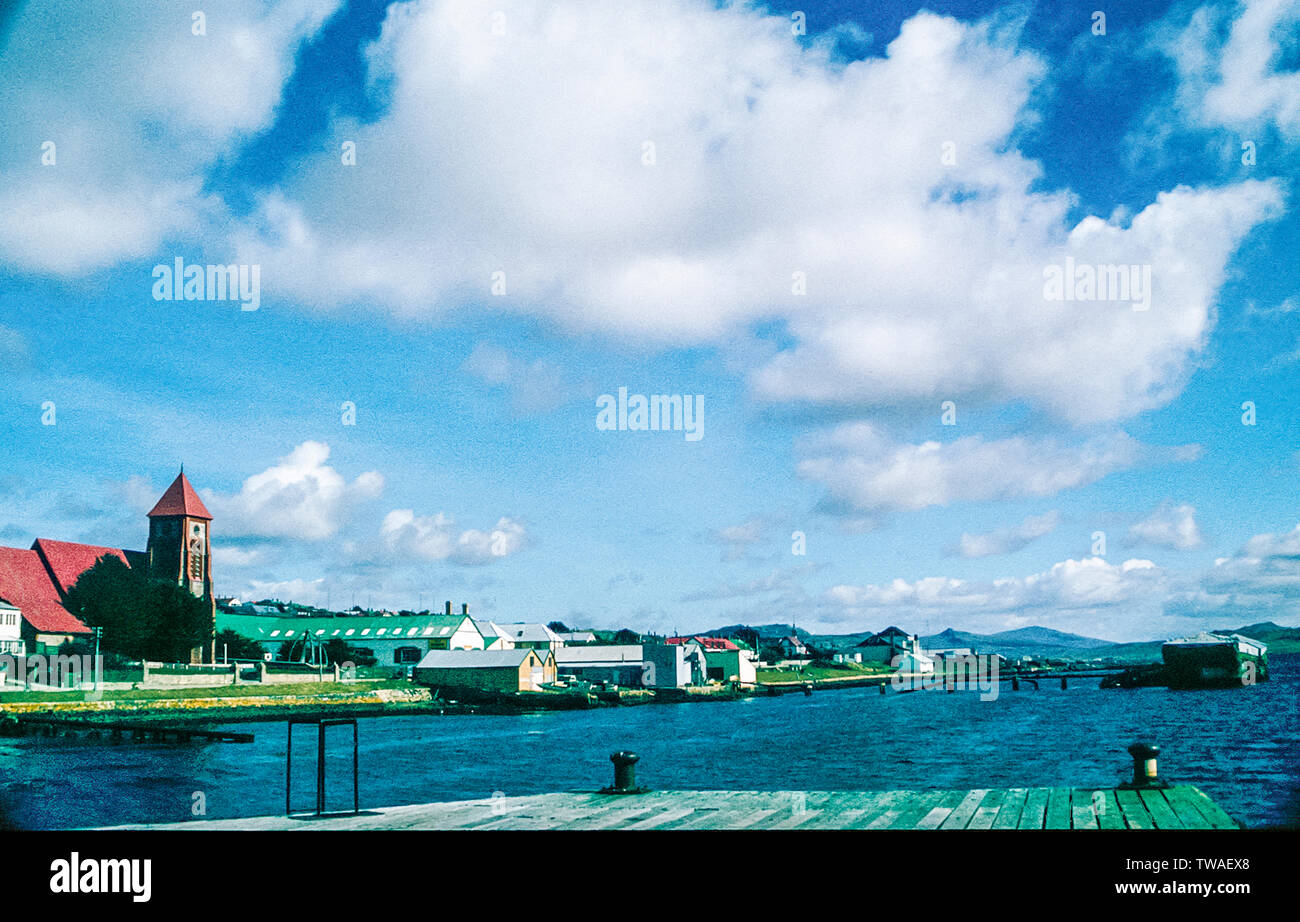 Falkland Inseln 1985. Straße Szenen aus den Falklandinseln Auftraggeber Stadt Port Stanley mit Christchurch Anglican Cathedral Stockfoto