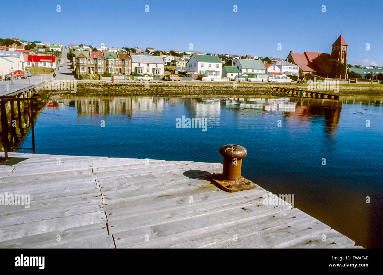 Falkland Inseln 1985. Straße Szenen aus den Falklandinseln Auftraggeber Stadt Port Stanley mit Christchurch Anglican Cathedral Stockfoto