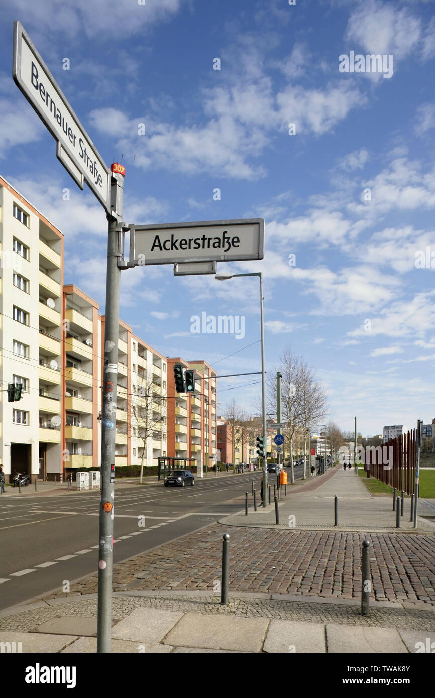 Die Gedenkstätte Berliner Mauer, an der Ecke Ackerstraße und Bernauer Straße, Berlin, Deutschland. Stockfoto