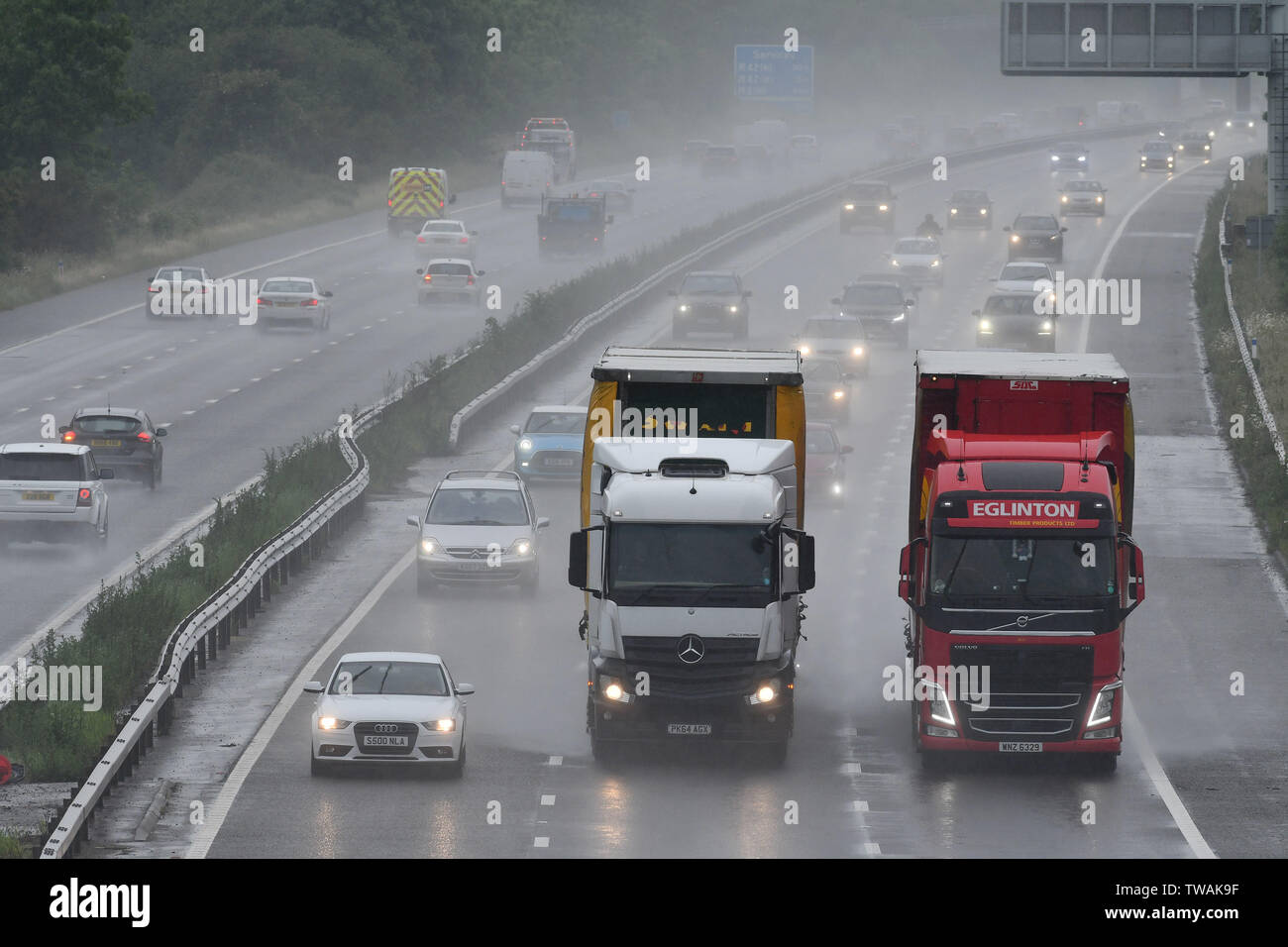 Abendlichen Hauptverkehrszeit Pendler fahren Sie durch schwere Regenfälle und Spray auf die Autobahn M40 in der Nähe von Chesterton, Warwickshire, Großbritannien. Juni 18, 2019. Stockfoto