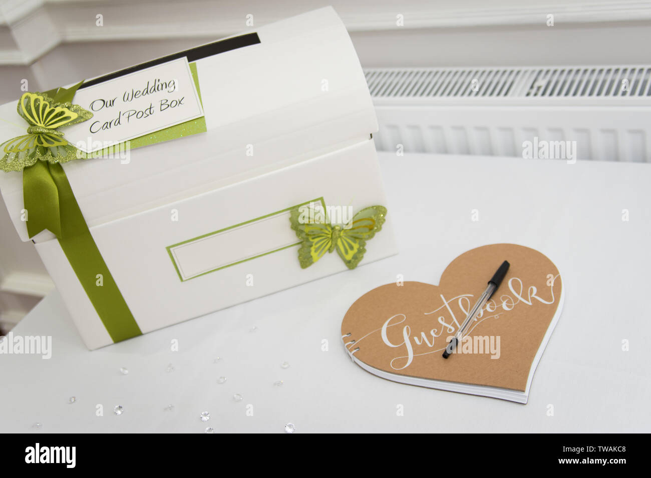 Hochzeit Karte Geschenk Post Box und Gästebuch auf Tabelle in Hochzeit Stockfoto