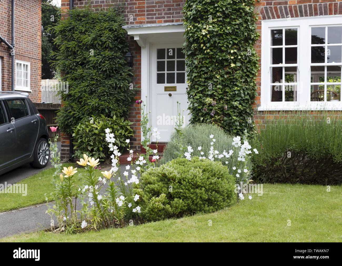 Halb-freistehende Zeitraum Haus und Garten in einem Londoner Vorort Stockfoto