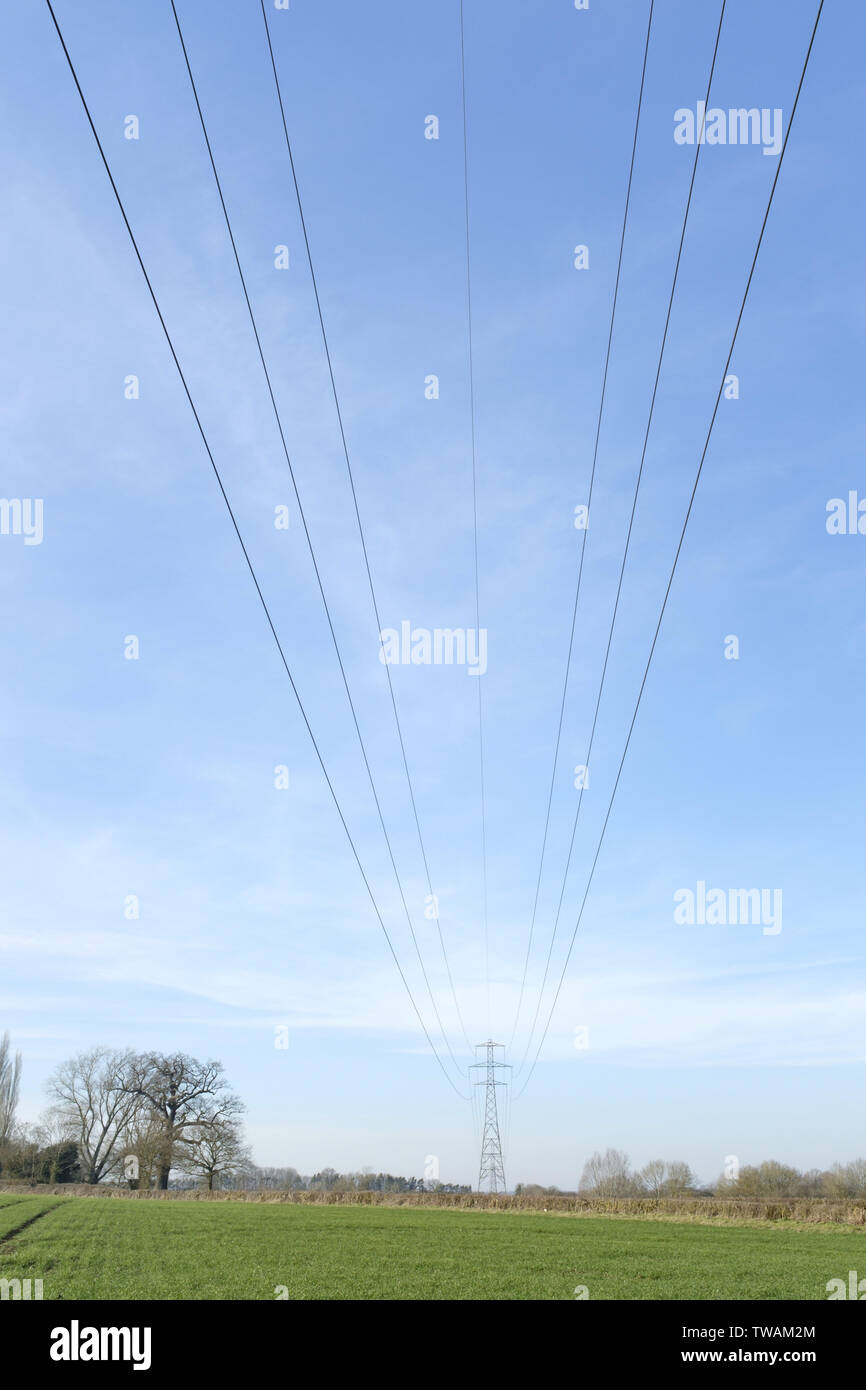 Freileitungen und Strom pylon auf der National Grid in Buckinghamshire, Großbritannien. Großer Bereich des Himmels mit Copyspace. Stockfoto