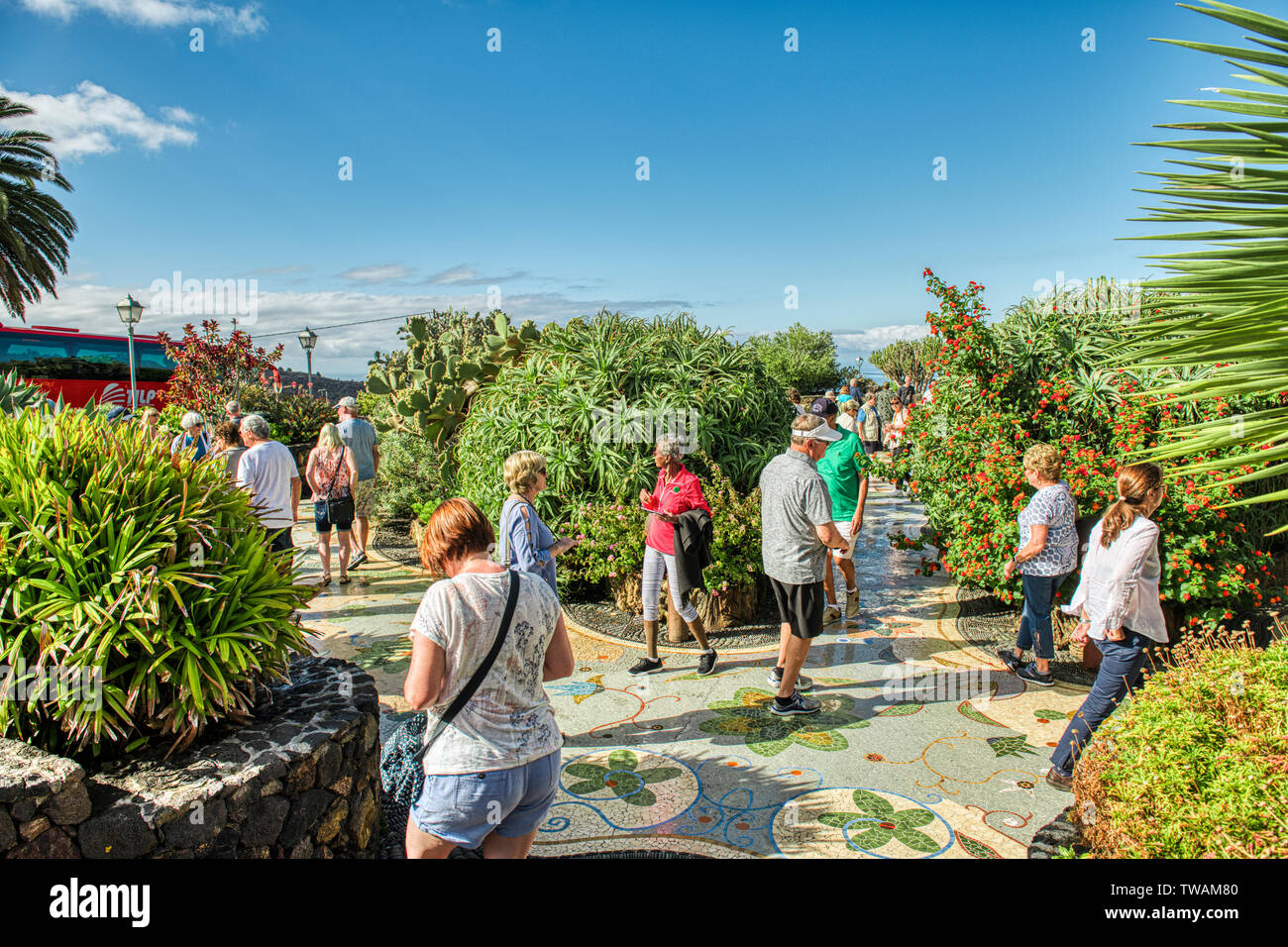 17.09.2018. La Palma, Kanarische Inseln, Spanien. Touristen, die in der Jardin La Era, La Palma, Kanarische Inseln Stockfoto
