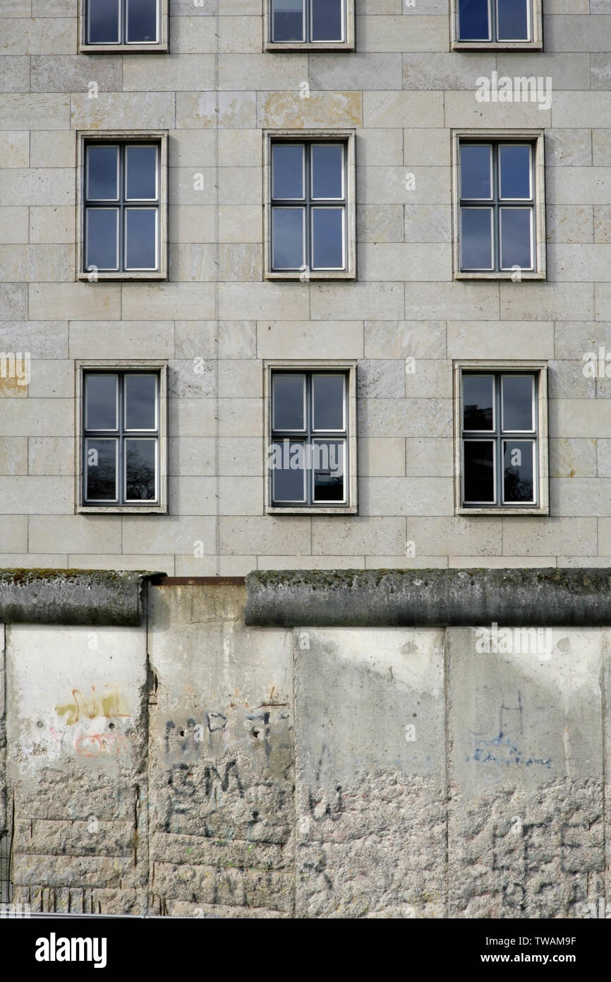 Das Detlev-Rohwedder-Haus (ehemalige RLM/NS-Luft Ministerium Gebäude in WW2) hinter die Mauer in Berlin, Berlin, Deutschland. Stockfoto