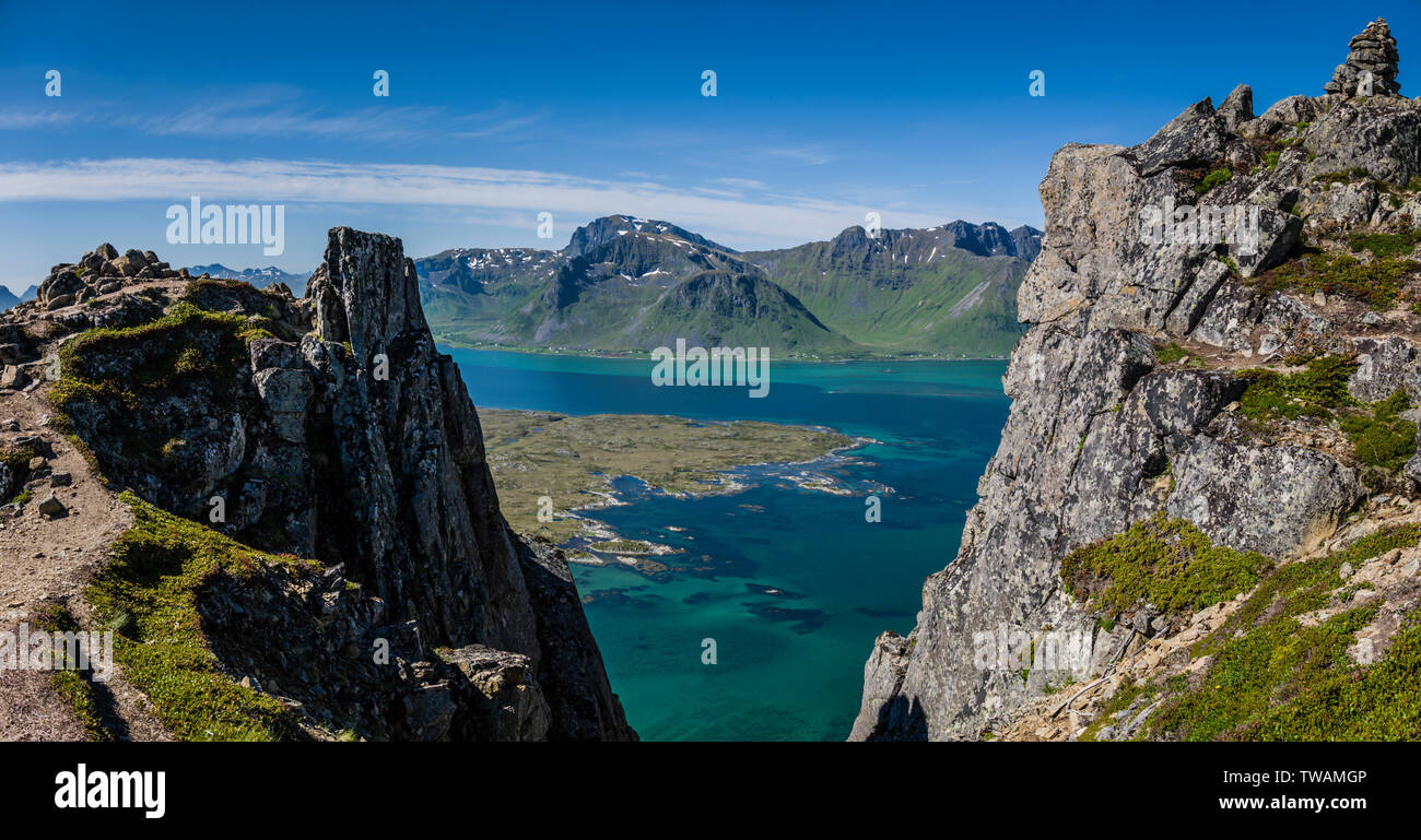 Blick vom Gipfel des Hoven, Gimsoya, Lofoten, Norwegen. Stockfoto