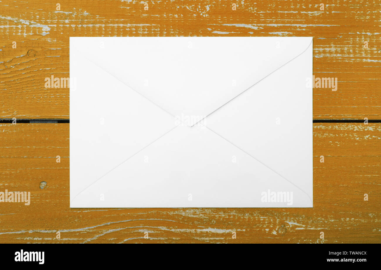 Porto und Verpackung service-Umschlag auf einem Braunen laufbelag Hintergrund. Stockfoto