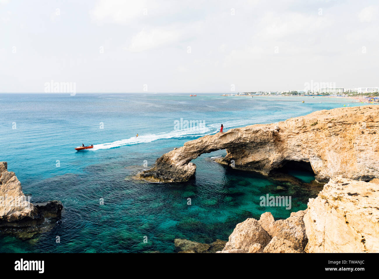 Brücke von Liebhaber Felsbrocken auf die felsige Küste des Mittelmeers auf der Insel Zypern Ayia Napa. Touristen zu Fuß entlang der Küste. Coral ein Stockfoto