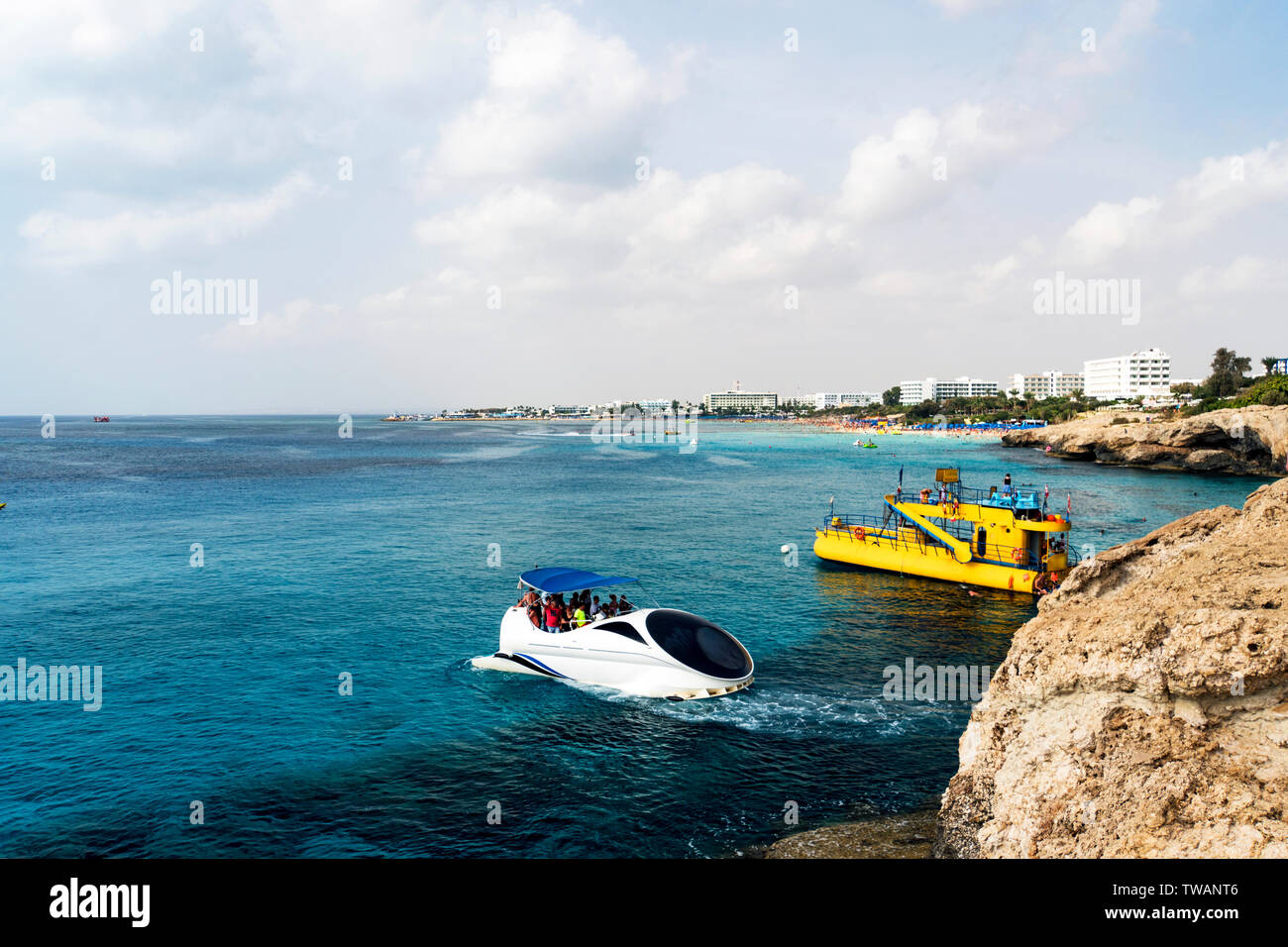Sportboote auf dem Mittelmeer. Blick auf die Lagune in der Nähe von Kap Greko von Ayia Napa und Protaras auf Zypern Insel, Mittelmeer. Stockfoto