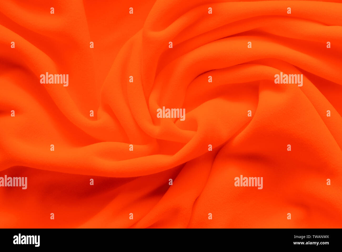 Hintergrund Textur von lebhaften Orange Fleece, weich Genoppt isolierenden Gewebe aus Polyester, wellenförmige Muster, Ansicht von oben Stockfoto