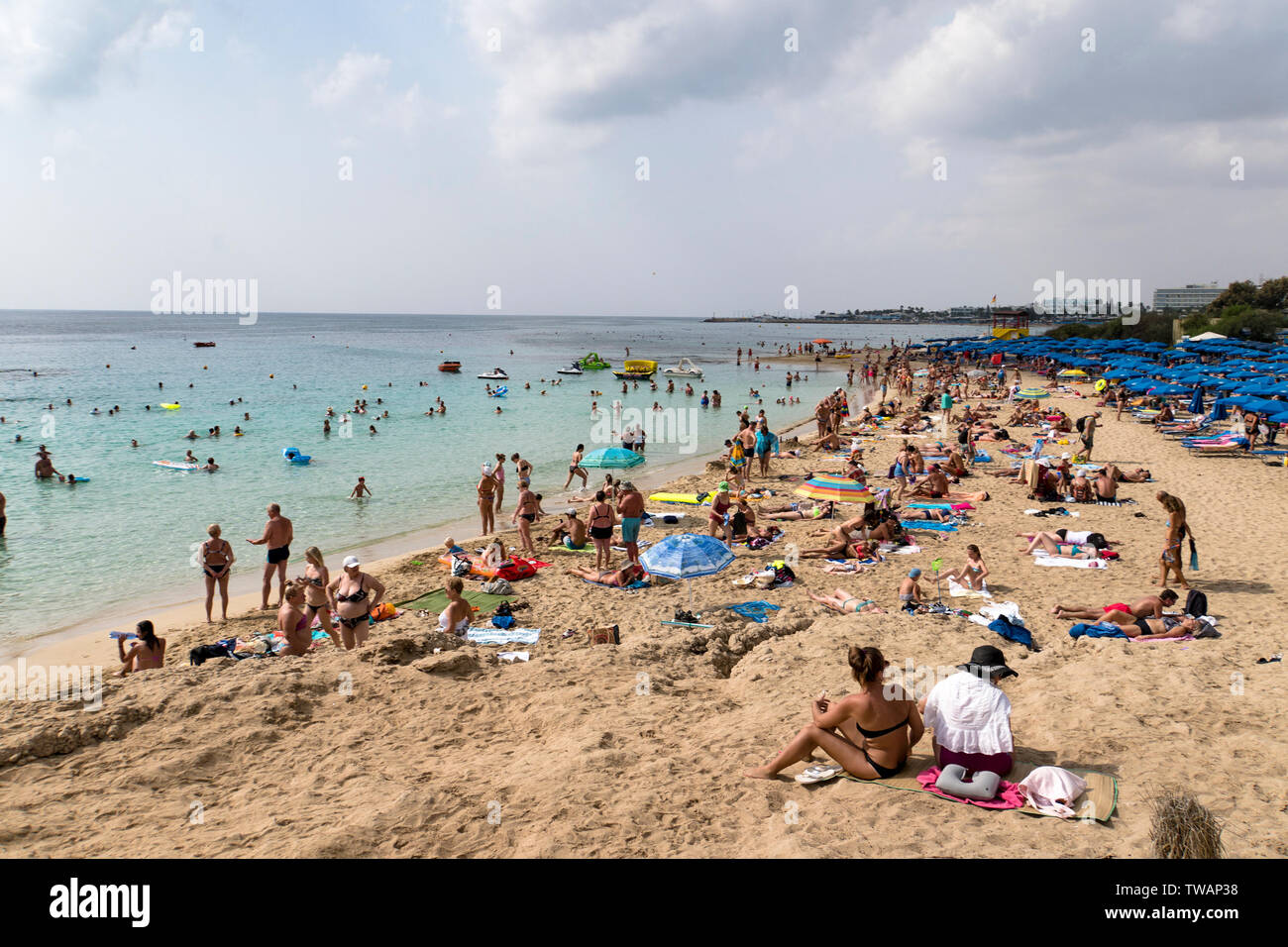 Strand mit Touristen am Strand zu entspannen, schwimmen und spielen an einem heißen Sommertag. Oktober 20, 2019. Aya Napa Zypern. Stockfoto