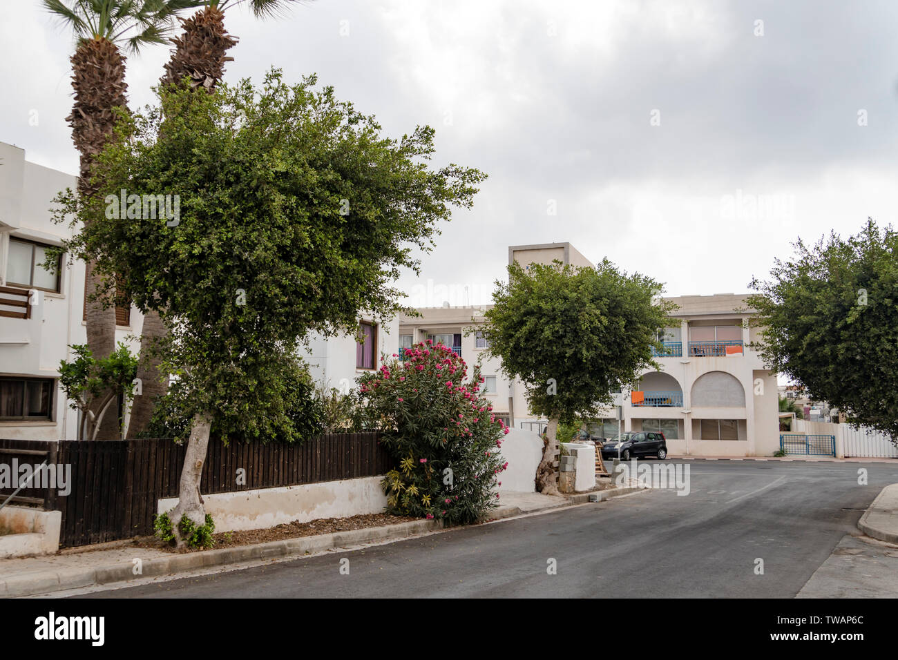 Sauber, ordentlich Ort Straße der europäischen Stadt. Schönen Straßen von Ayia Napa, Zypern. Stadt am Mittelmeer im Sommer bei Tageslicht. Stockfoto