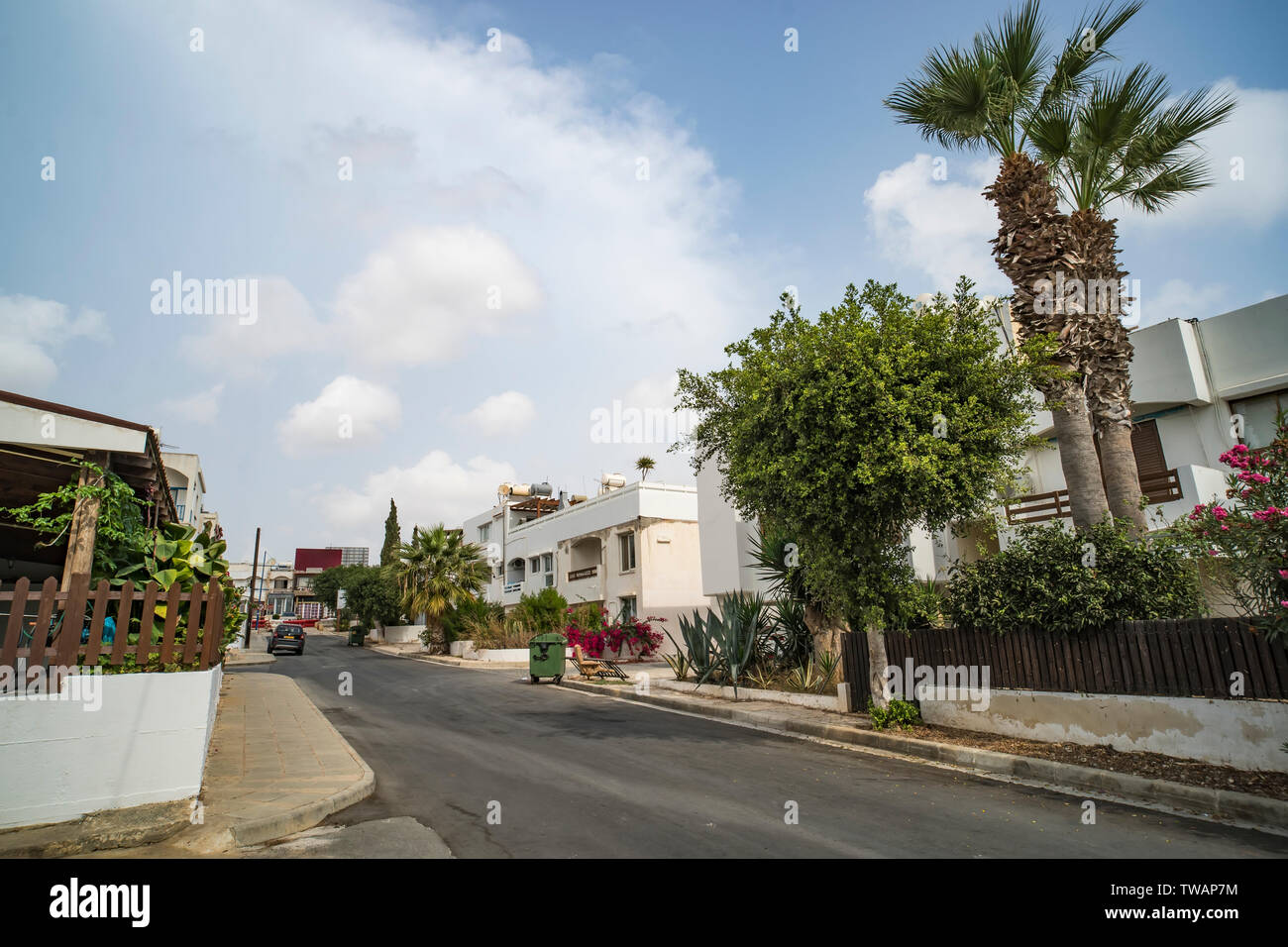 Sauber, ordentlich Ort Straße der europäischen Stadt. Schönen Straßen von Ayia Napa, Zypern. Stadt am Mittelmeer im Sommer bei Tageslicht. Stockfoto