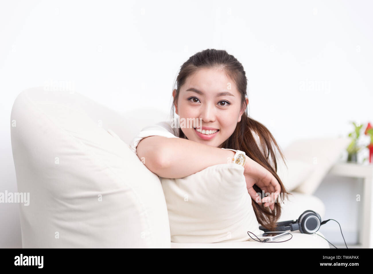 Junge hübsche chinesische Frau liegend auf Bett Stockfoto