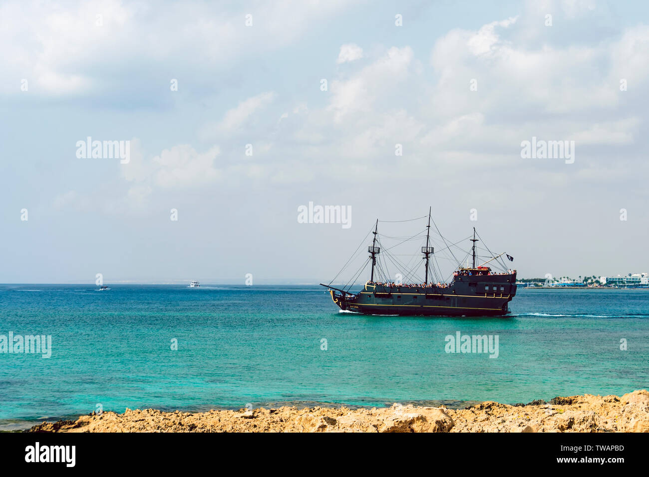 Touristen sind Schwimmen im Meer in der Nähe des Piratenschiffes Black Pearl, Cavo Greco, Zypern. 20. Oktober 2018 Stockfoto