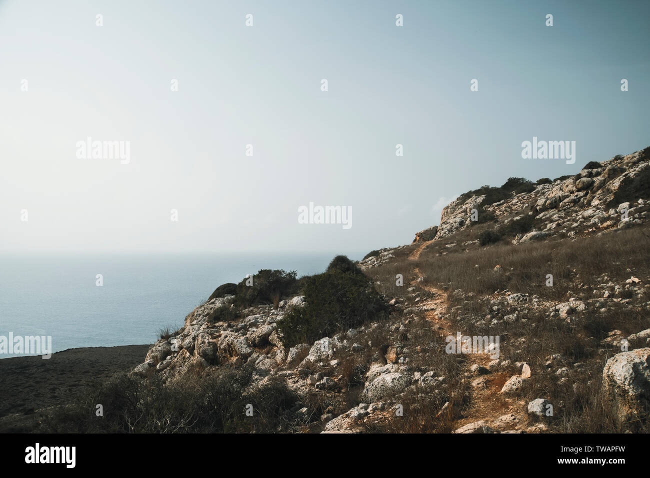 Aya Napa, Kap Greco, natürliche Wahrzeichen von Zypern, Hintergrund der Berghang. Bergpfad. Mediterrane Landschaft Stockfoto