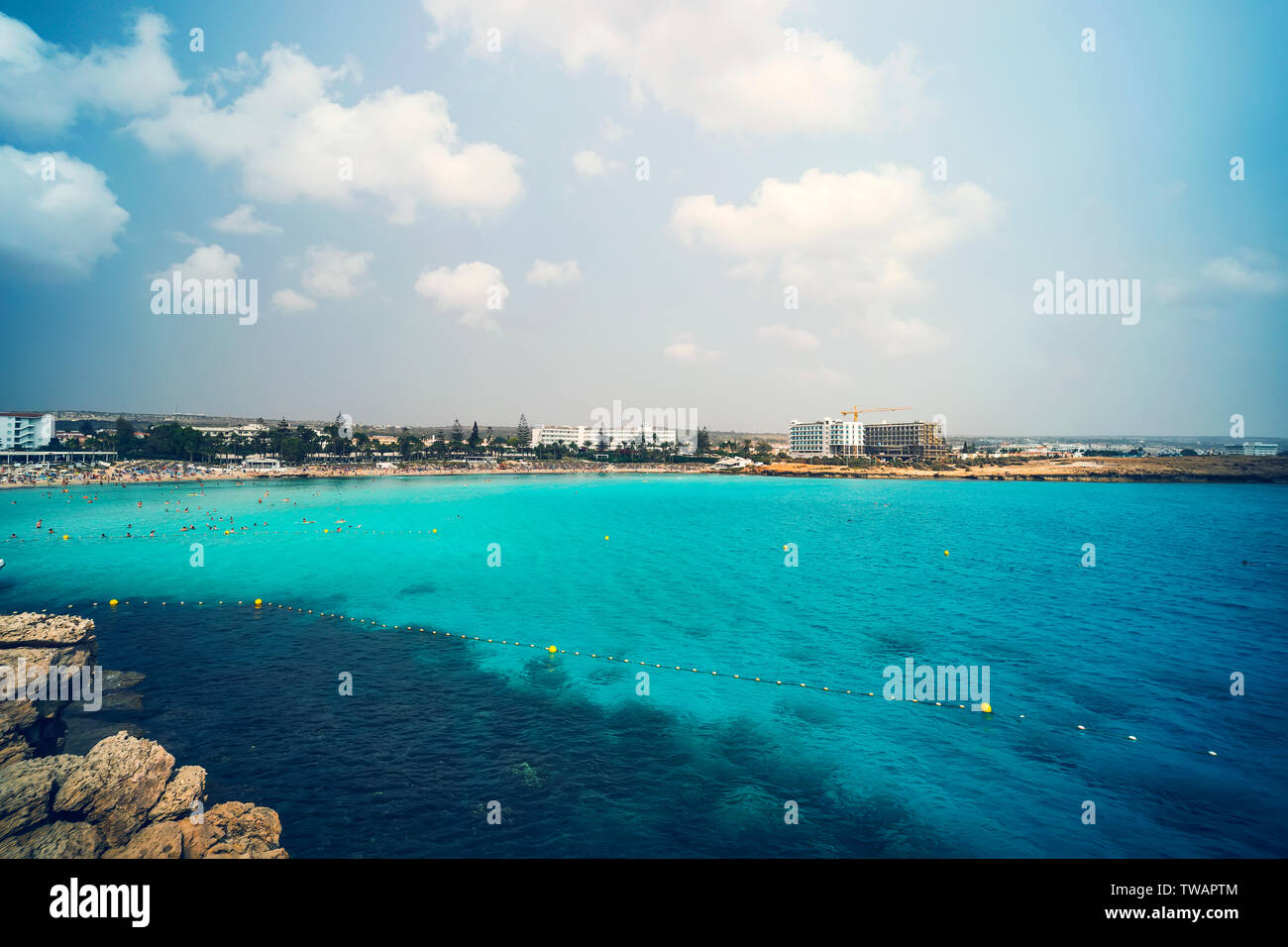 Menschen am berühmten Strand von Bay Beach in der Nähe von Protaras, Ayia Napa. Bezirk Famagusta, Zypern. Stockfoto