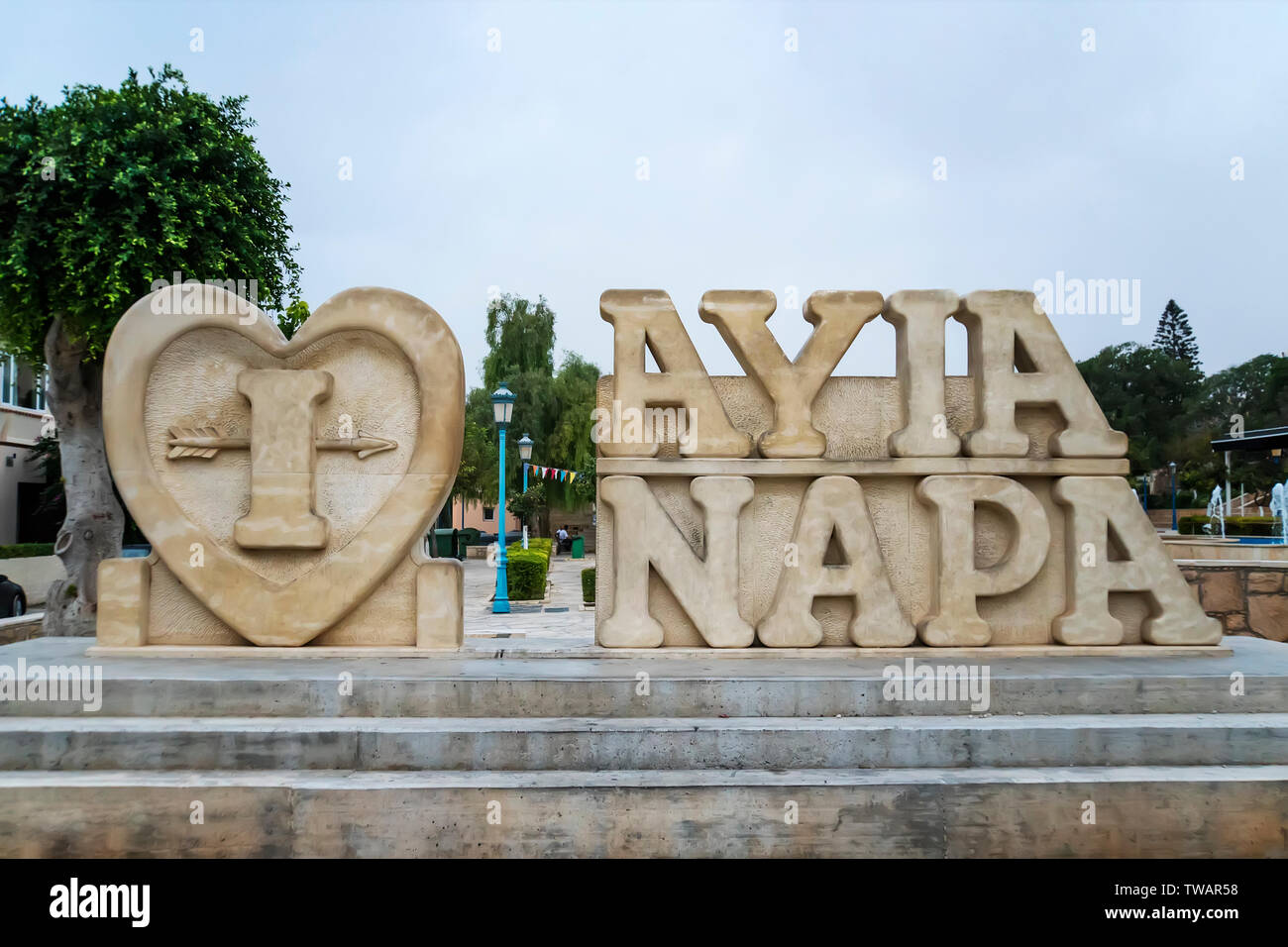 Oktober 20, 2019. Ayia Napa, Zypern. Der Name der Stadt aus Stein auf der Straße von den Ferienort Ayia Napa. Stockfoto