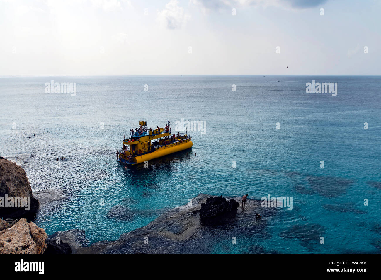 Sportboote in Ayia Napa in der Nähe von Strand vertäut. Resort Stadt am östlichen Ende der südlichen Küste der Insel Zypern. Stockfoto