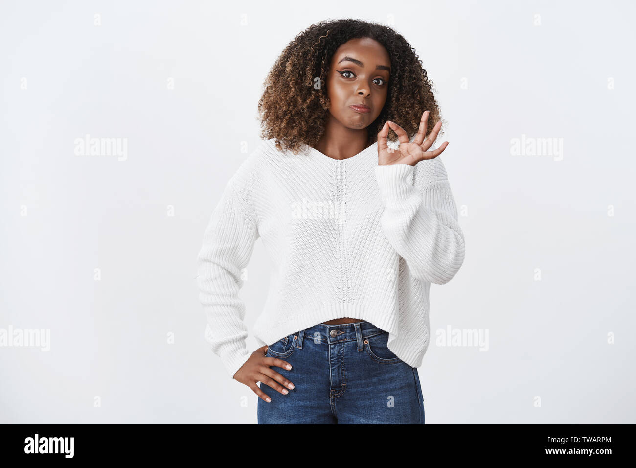 Wow beeindruckt nicht schlecht. Portrait amüsiert Afrikanisch-amerikanische weibliche try-out Produkt zeigen Ok ok Bestätigung Geste, wie interessantes Konzept Stockfoto