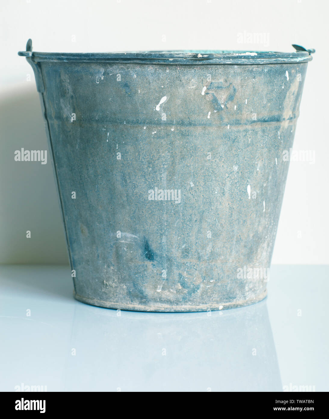 Die Zinked Bügeleisen Grunge Schaufel, Leer aus verzinktem Metall Eimer Stockfoto