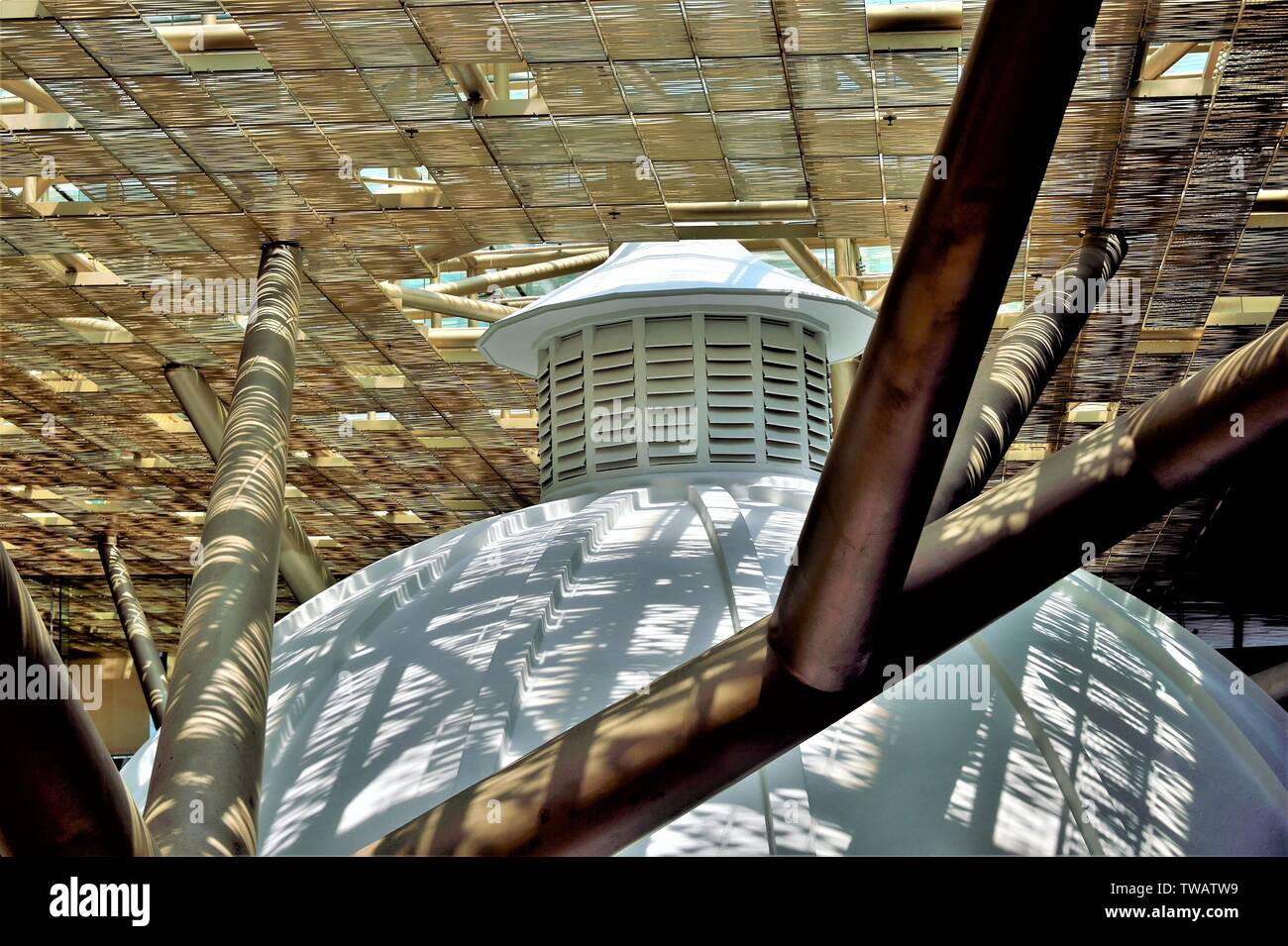 Singapur - 15. Mai 2019: Innenraum Südostasiatischer Galerie der National Gallery Singapur mit starken Design Elemente und Sonnenlicht Stockfoto