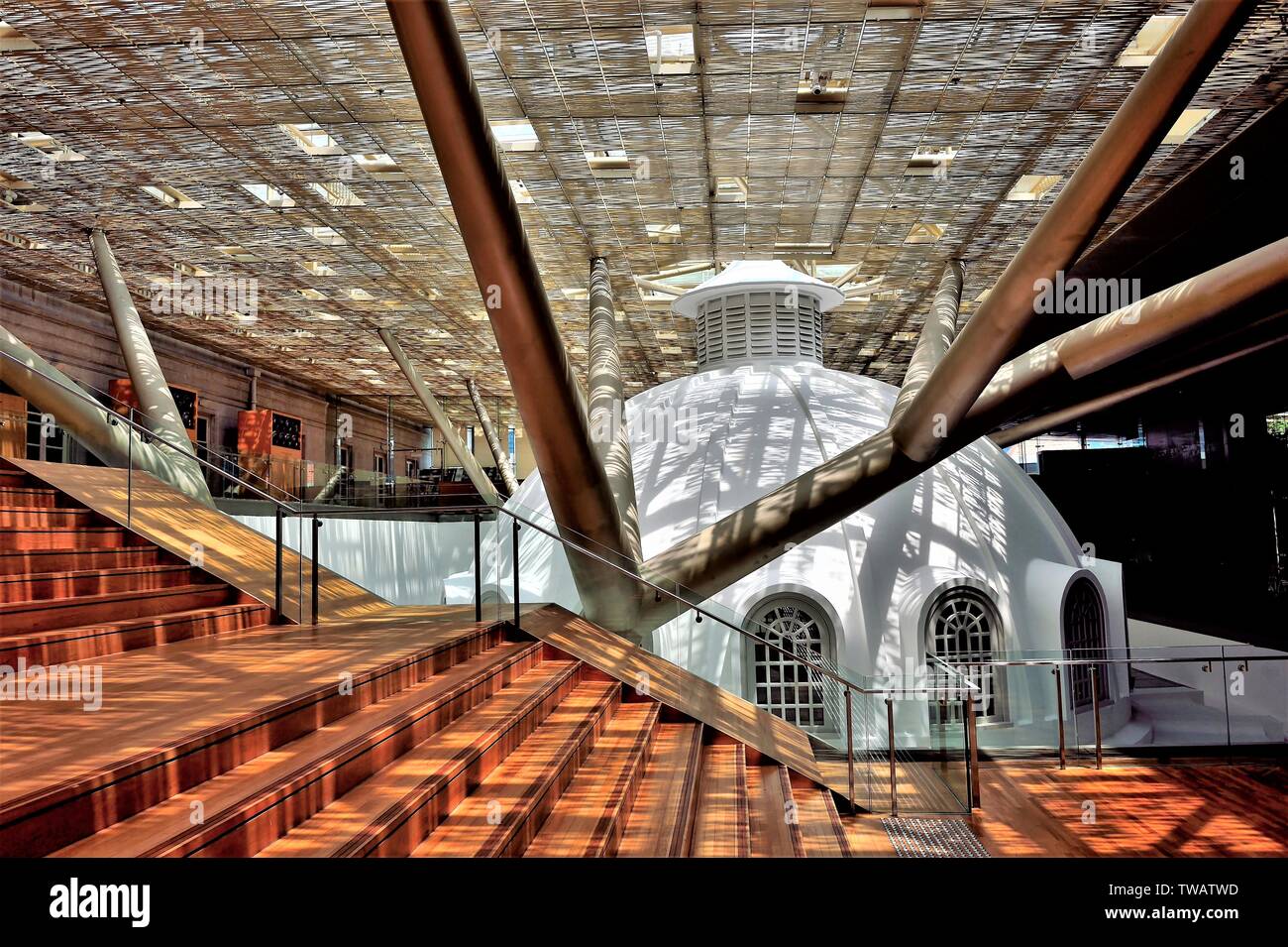Singapur - 15. Mai 2019: Innenraum Südostasiatischer Galerie der National Gallery Singapur mit starken Design Elemente und Sonnenlicht Stockfoto