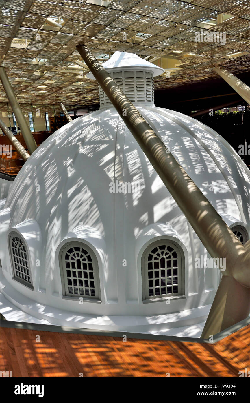 Singapur - 15. Mai 2019: Innenraum Südostasiatischer Galerie der National Gallery Singapur mit starken Design Elemente und Sonnenlicht Stockfoto