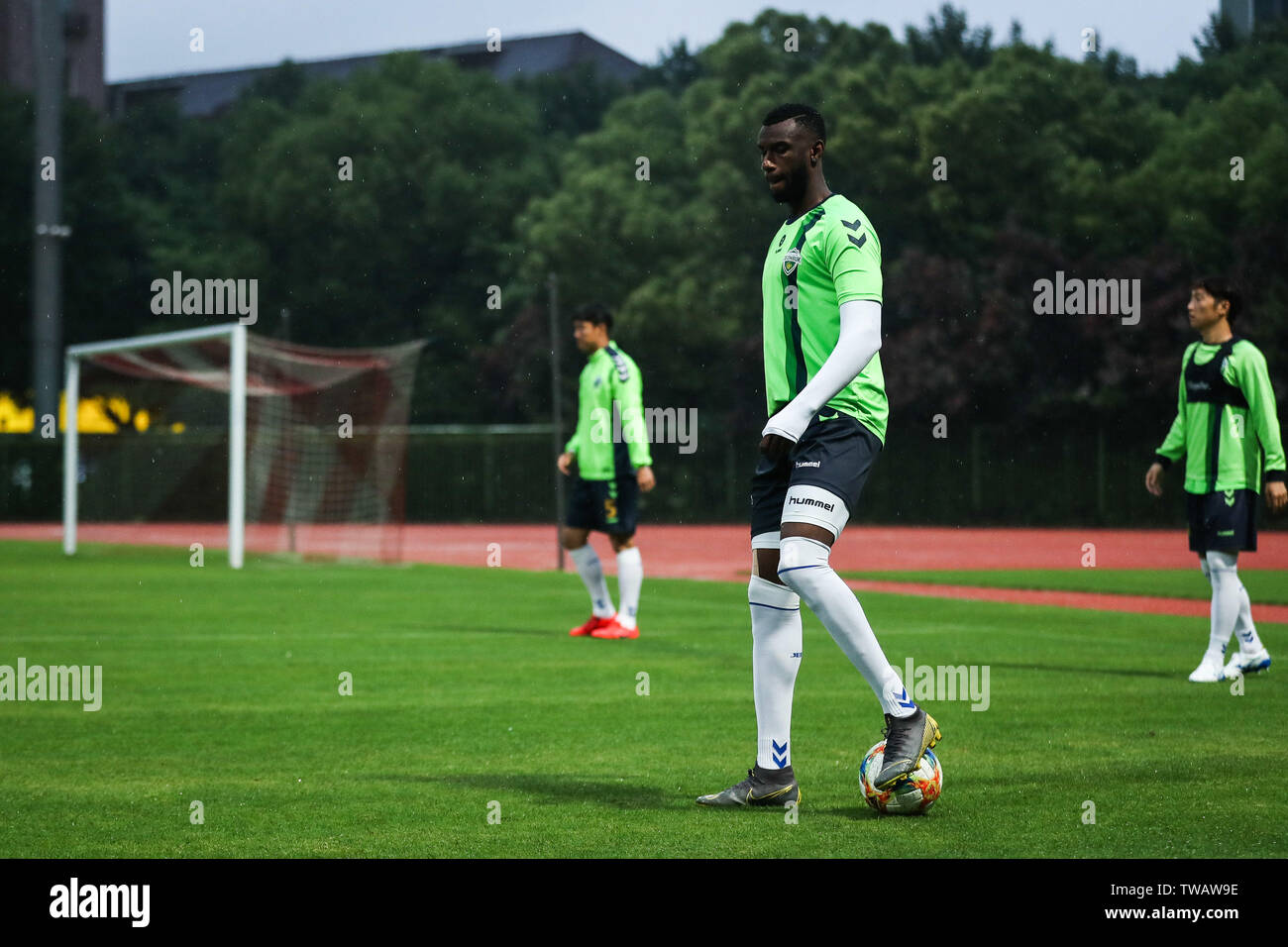 Australian football player Bernie Ibini-Isei, auch einfach als Bernie Ibini, von Südkorea der Jeonbuk Hyundai Motors FC bekannten Teil in eine Schulung dauert, bevor die achte - Finale gegen China Shanghai SIPG F.C. während der AFC Champions League 2019 in Shanghai, China, 18. Juni 2019. Stockfoto