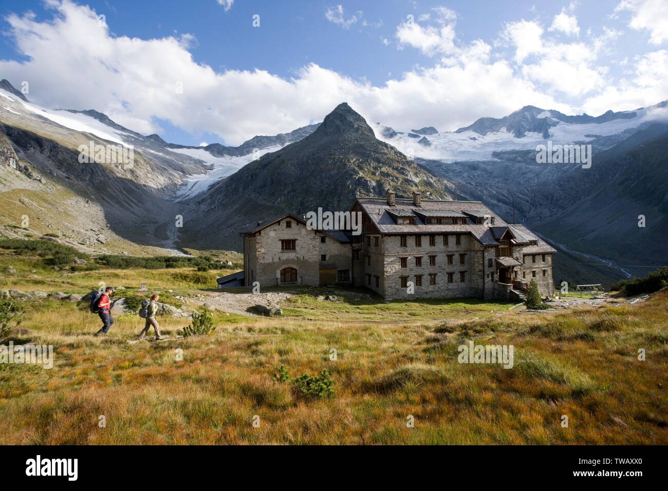 Österreich, Tirol, Zillertaler Alpen, Wanderer auf der Berliner Hütte. Stockfoto