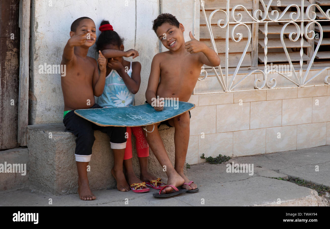 Kubanische Kinder spielen Nullen und Kreuze die V-Zeichen und Daumen in Trinidad, Kuba. Stockfoto