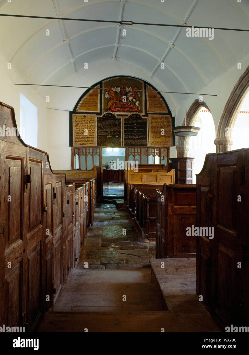 St Petrock's Kirche, parracombe Churchtown, Devon. Bildschirm und Altar von aufgeworfen, die Bänke am West End Unberührte georgischen Interieur. Stockfoto