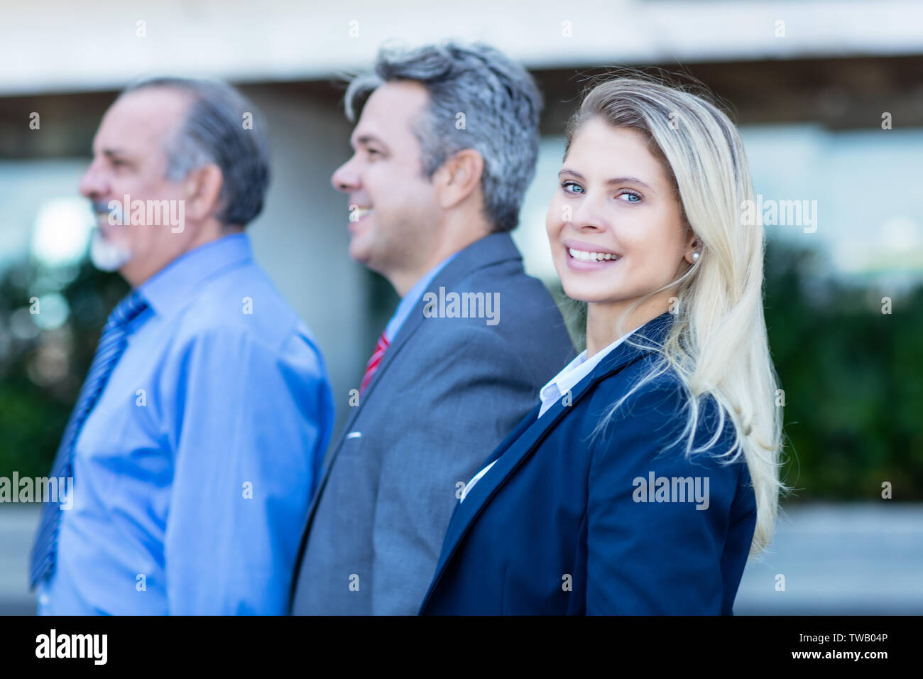 3 Generationen der Geschäftsleute im Freien in der Stadt Stockfoto