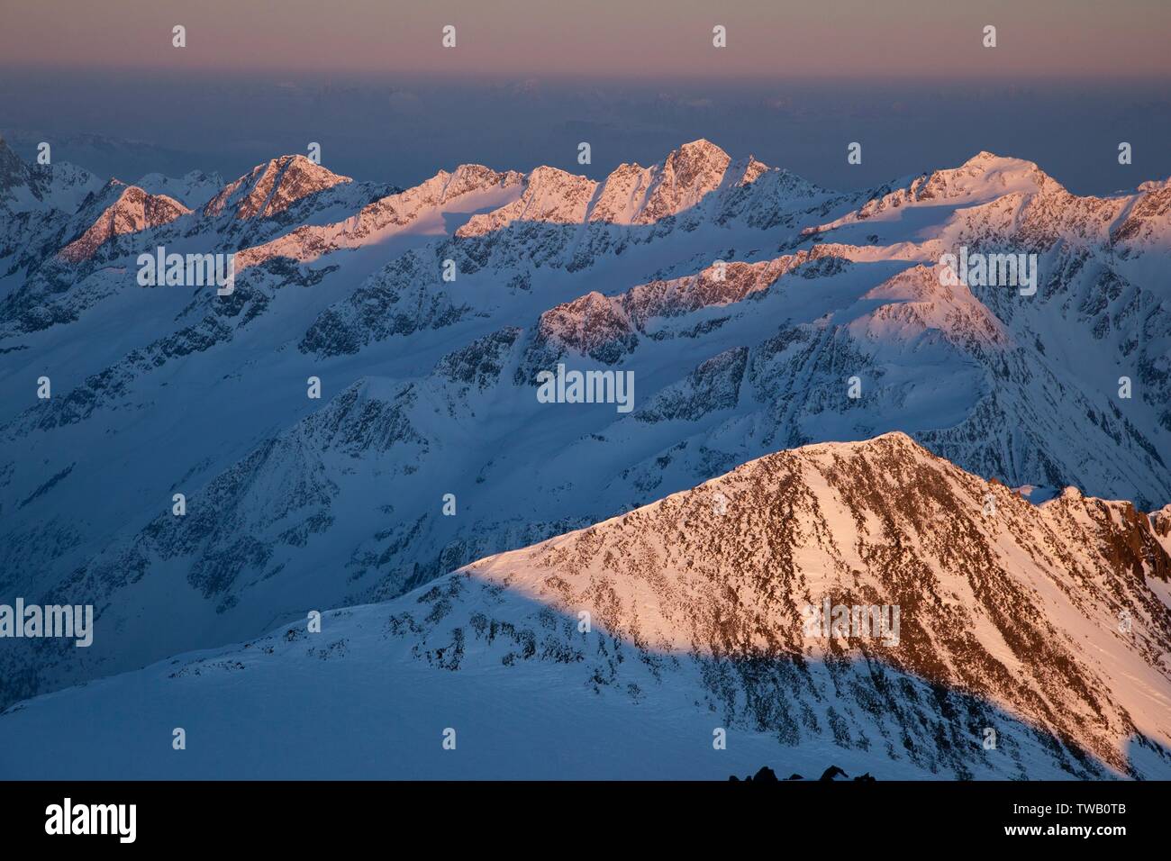 Österreich, Tirol, Ötztaler Alpen, Blick vom Similaun (Gipfel) auf die Texelmau. Stockfoto