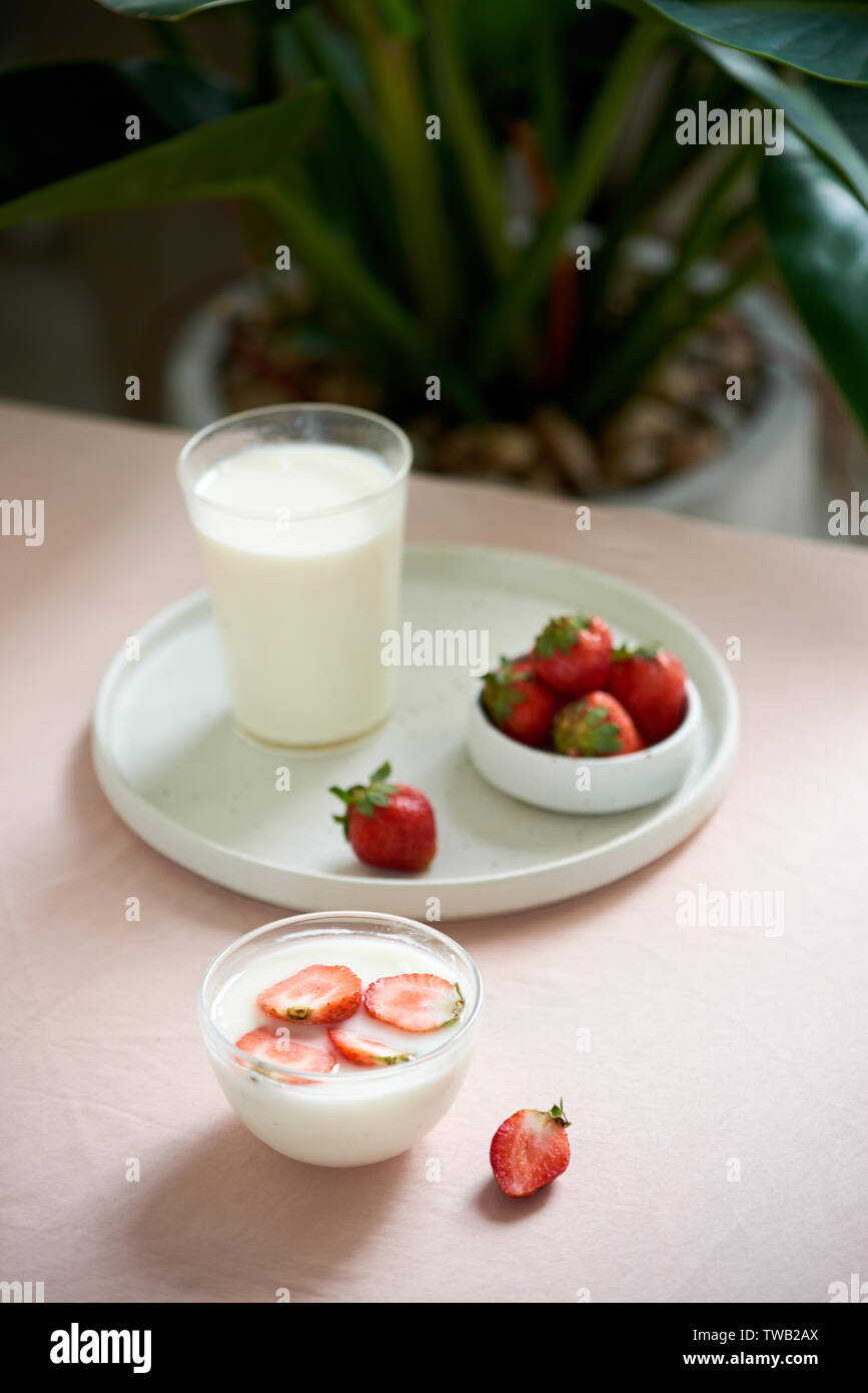 Frische organische Joghurt mit Erdbeeren auf Tisch Stockfoto